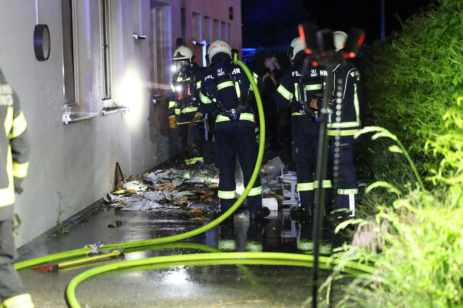 Ein Brand in einem Jugendzentrum in Leonding (Bezirk Linz-Land) hat am späten Dienstagabend einen Einsatz von drei Feuerwehren ausgelöst. Rettungsdienst und Polizei waren ebenso im Einsatz.