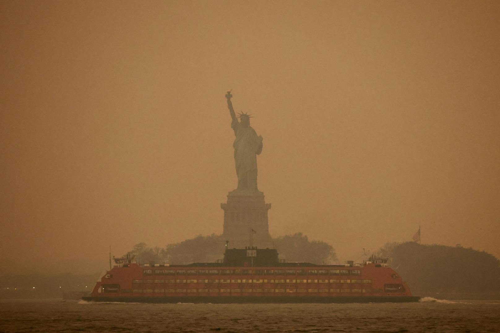 Wegen den Waldbränden in Kanada sind nur Umrisse der "Statue of Liberty" zu sehen.