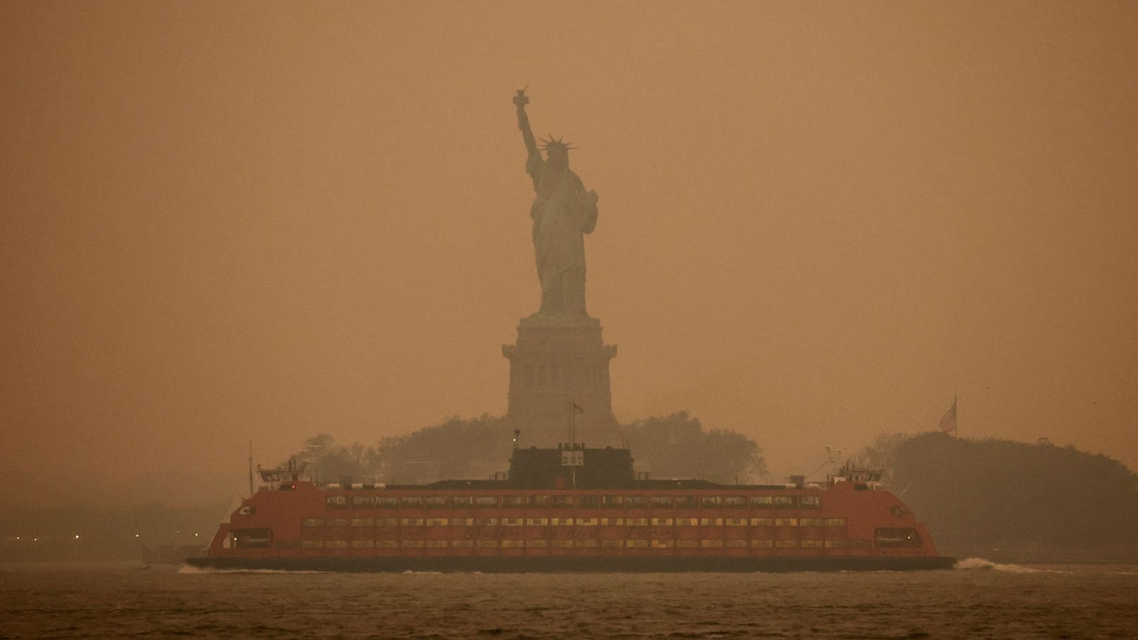 Ein orangefarbener Nebel liegt über der Skyline von New York und lässt nur mehr die Umrisse der Millionenstadt erkennen.