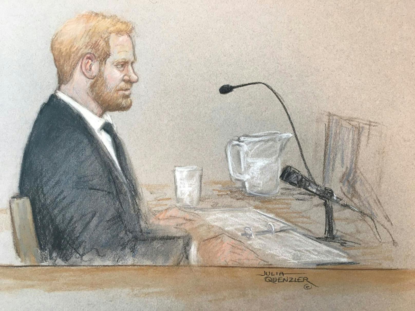 Um 11.30 Uhr wurde Prinz Harry vom Richter laut "Sky News" sofort in den Zeugenstand gerufen. Er nahm Platz und bestätigt, dass er mit Prinz Harry angesprochen werden will. Kameras sind innerhalb des Gerichtssaals nicht erlaubt.
