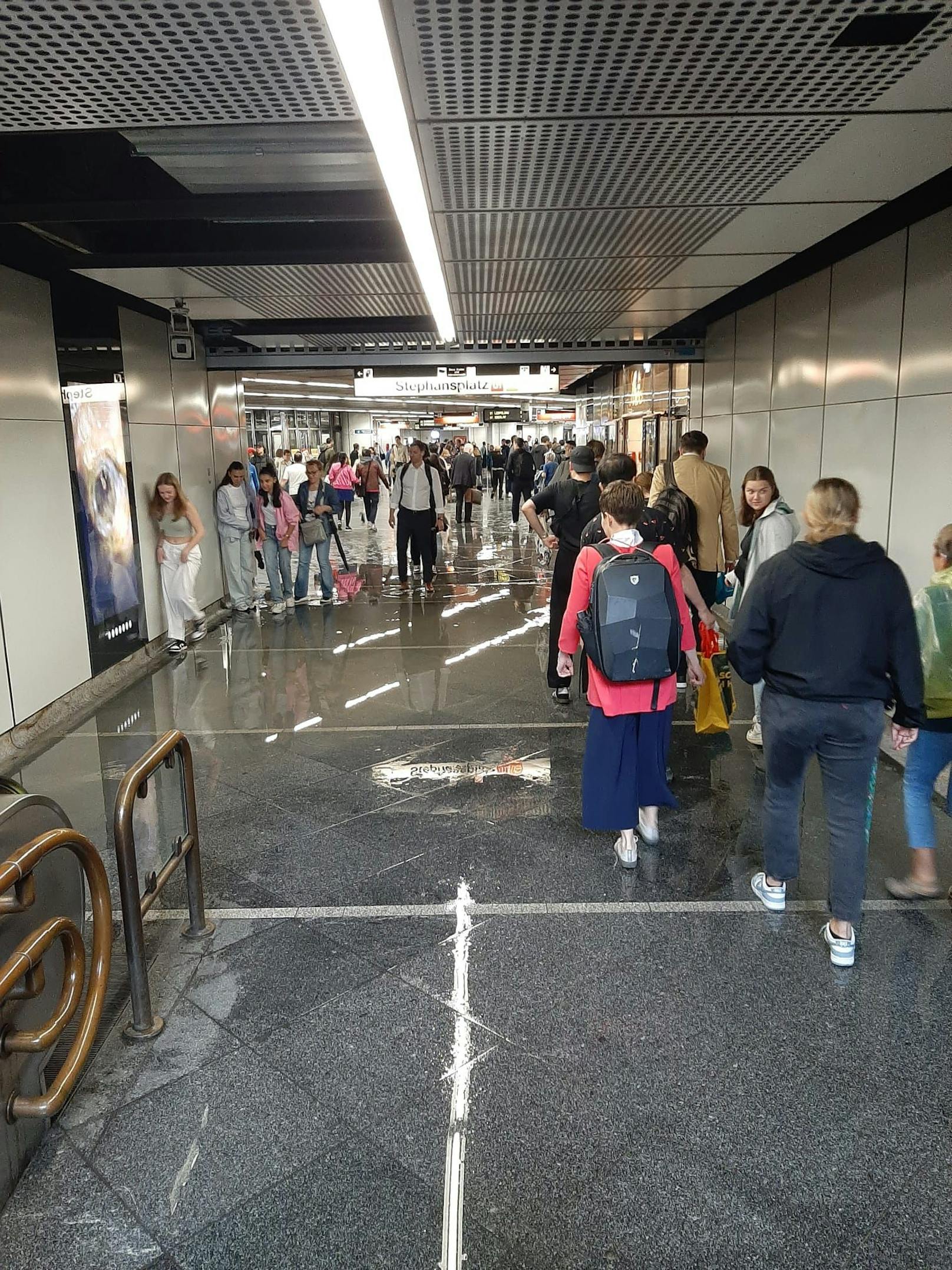 Überflutungen in der U1/U3-Station Stephansplatz in Wien.