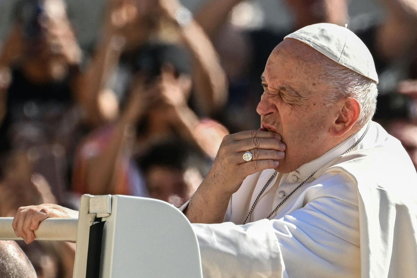 Not-Operation! Papst Franziskus (86) liegt im Spital