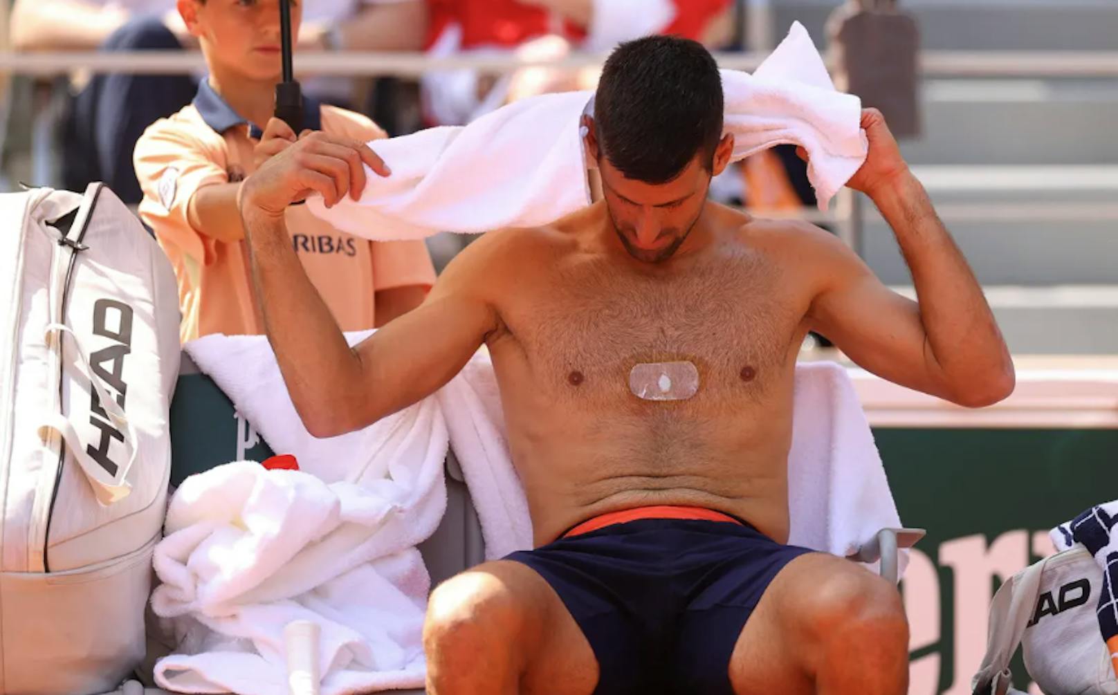 Novak Djokovic trägt einen Taopatch