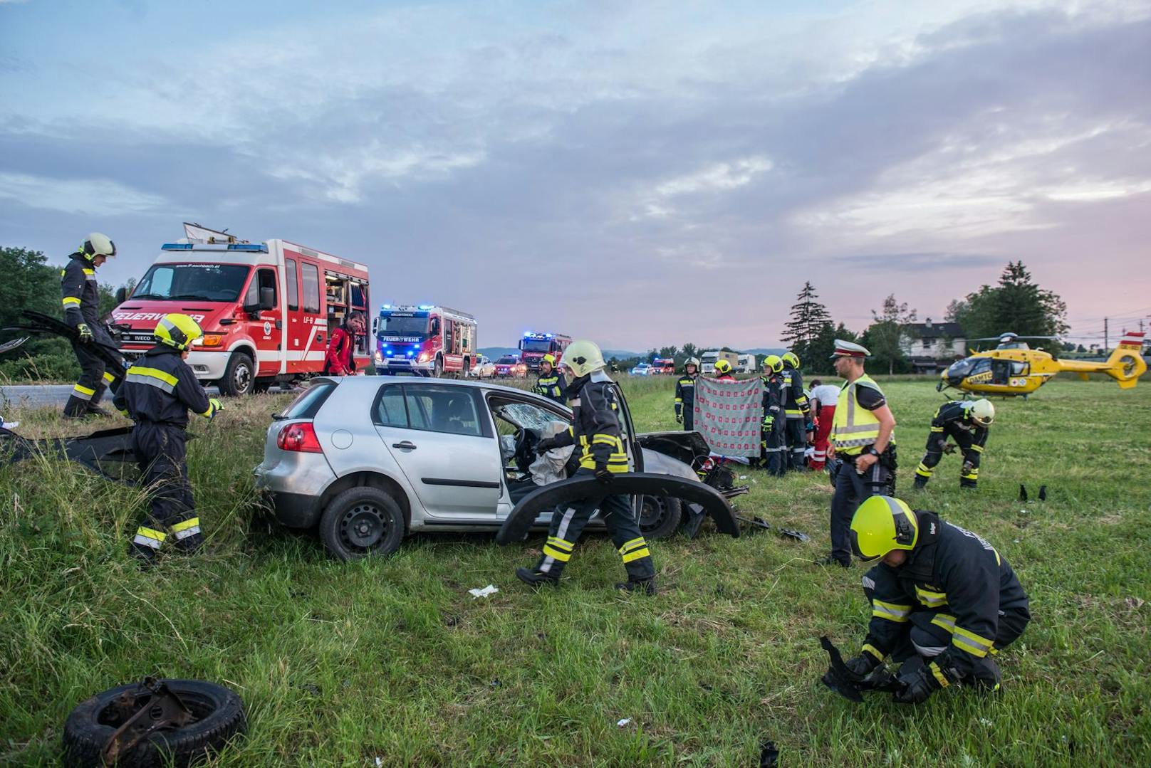 ... wurden in den völlig zerstörten Wracks eingeklemmt und schwer verletzt.