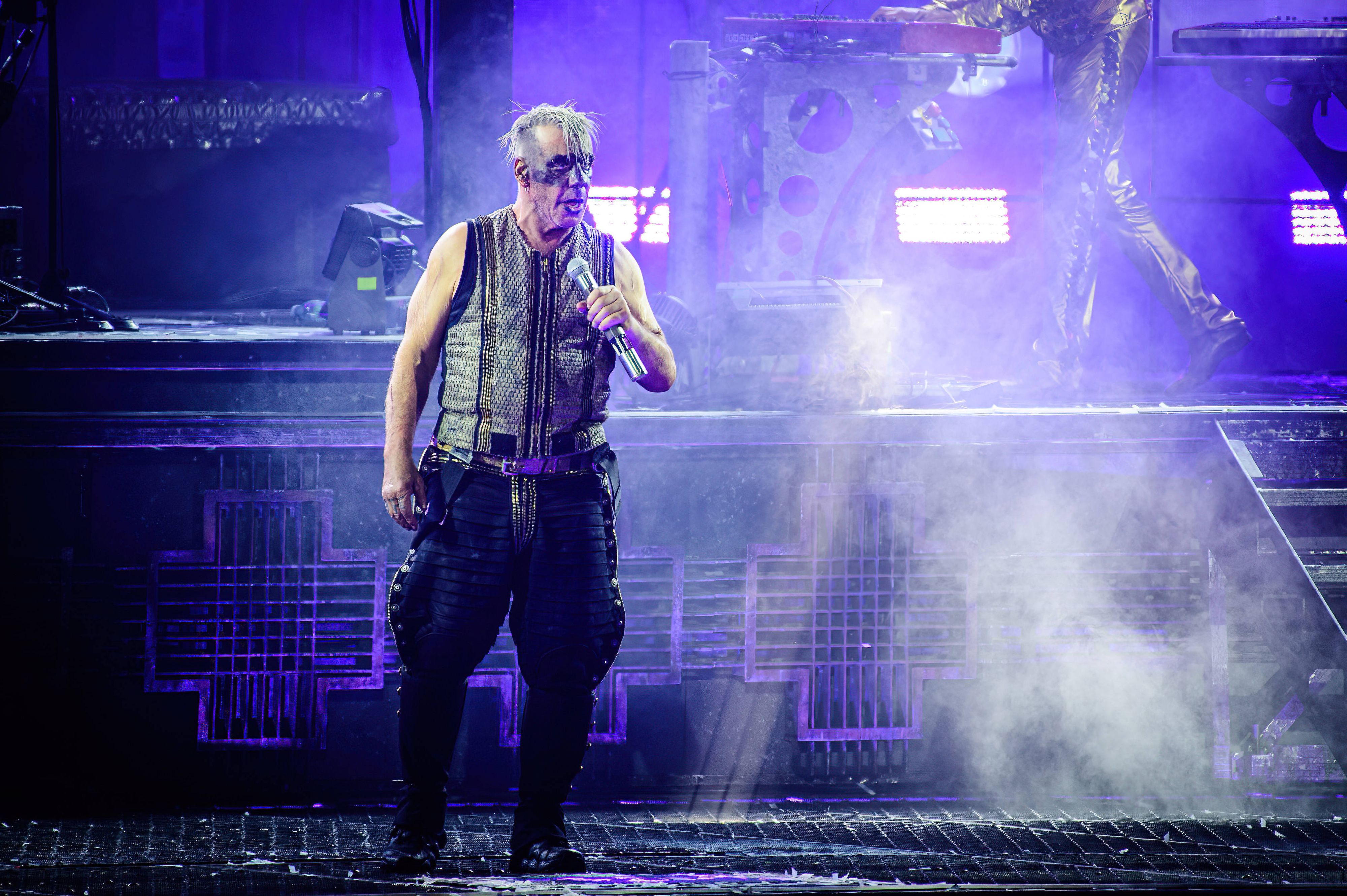 Till Lindemann sieht sich mit enormen Anschuldigungen konfrontiert.