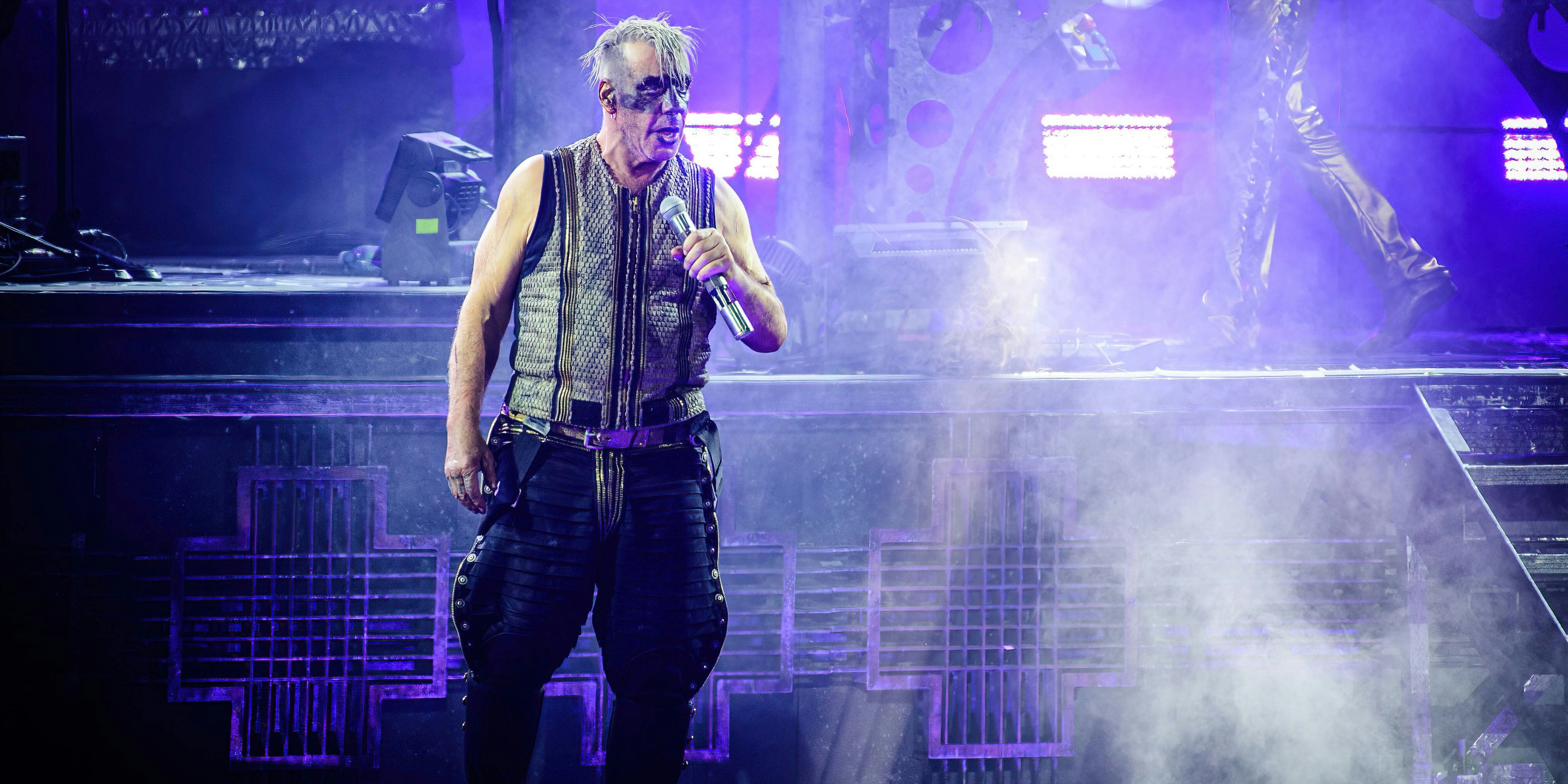 Till Lindemann sieht sich mit enormen Anschuldigungen konfrontiert.