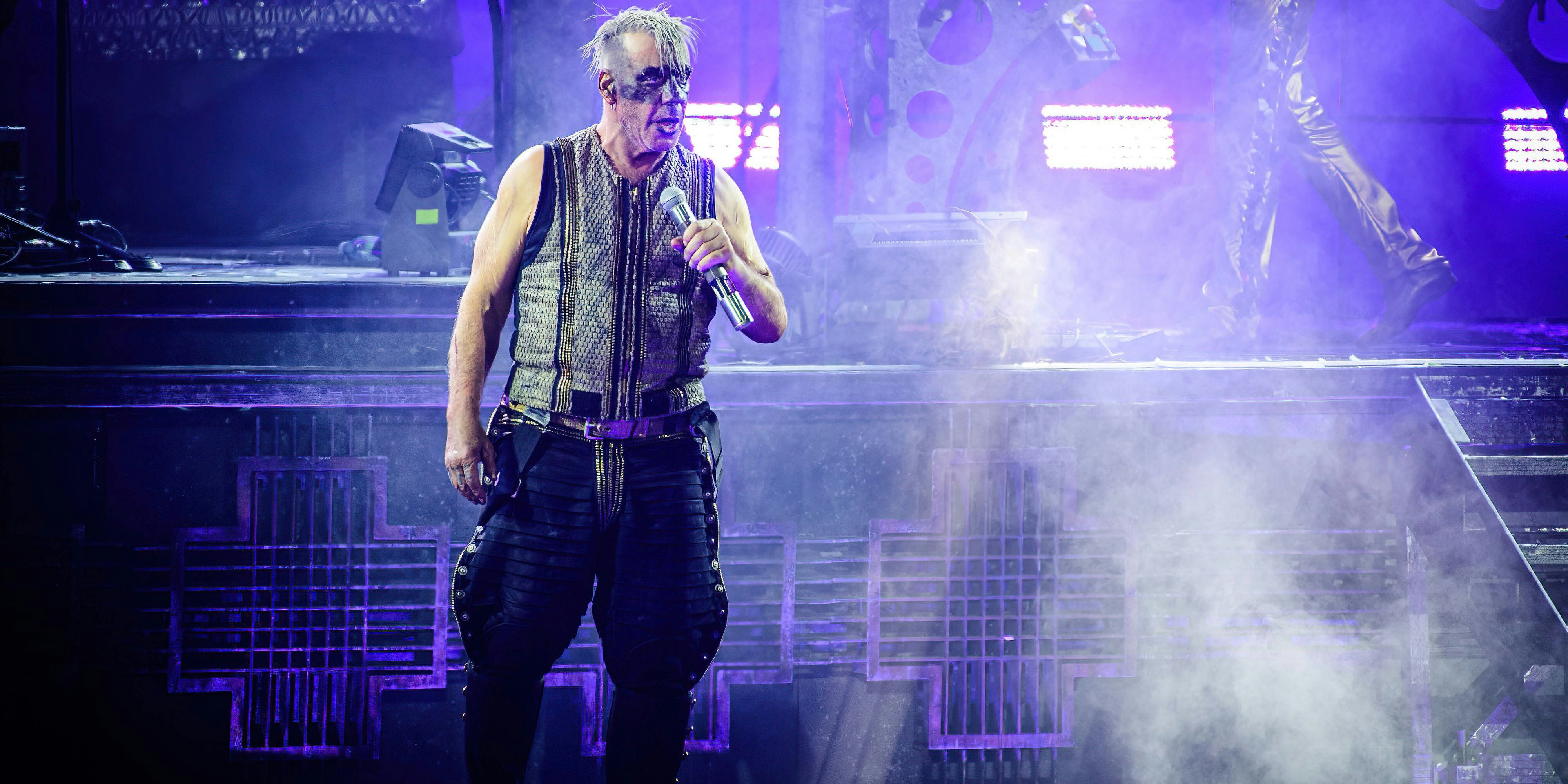 Till Lindemann sieht sich mit enormen Anschuldigungen konfrontiert.