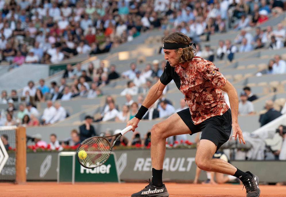 Tennis-Ass Stefanos Tsitsipas hat eine kuriose Erklärung für sein klares Aus gegen Carlos Alcaraz. 