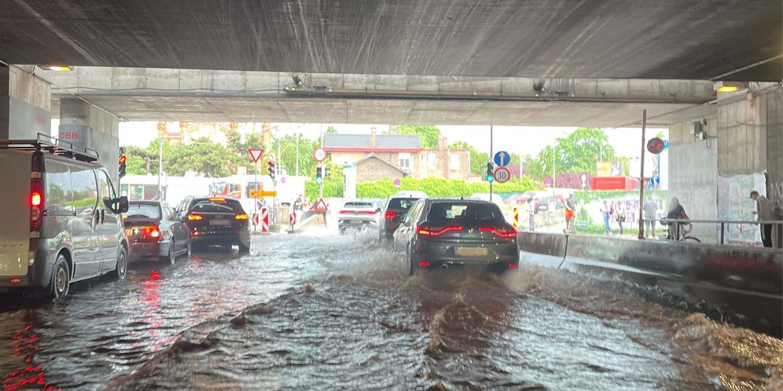 An der Haltestelle Matzleinsdorfer Platz hatten die Autofahrer mit dem Starkregen zu kämpfen.