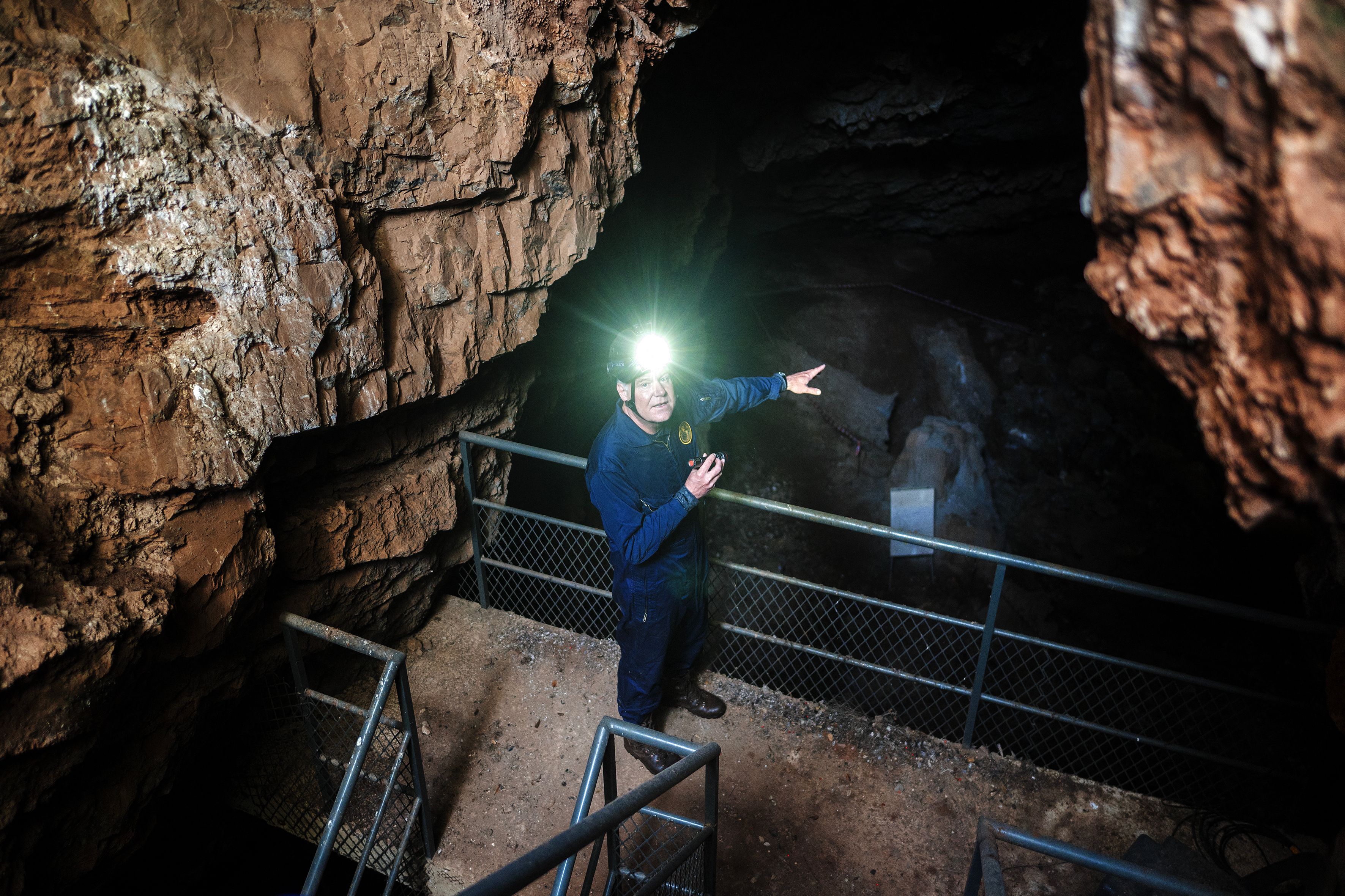 Download von www.picturedesk.com am 07.06.2023 (12:49).  Professor Lee Berger, palaeontologist, explorer and member of The National Geographic Society, stands in front of the main entrance of the Rising Star caves system in The Cradle of Human Kind, on May 11, 2023. The news shakes the foundations of human evolution: world-renowned paleontologist Lee Berger announced on Monday that he had discovered the oldest graves ever found in South Africa, pushing back the first traces of mortuary practices by some 100,000 years . The oldest tombs discovered so far were found in Israel and Egypt at the beginning of the 20th century. They date from around 100,000 years before our era and house the remains of Homo sapiens, the direct ancestor of man. The burials unearthed in South Africa date from -200,000 to -300,000 years. (Photo by Luca Sola / AFP) - 20230511_PD23978 - Rechteinfo: Rights Managed (RM) Nur für redaktionelle Nutzung! Werbliche Nutzung erfordert Freigabe: bitte schicken Sie uns eine Anfrage.