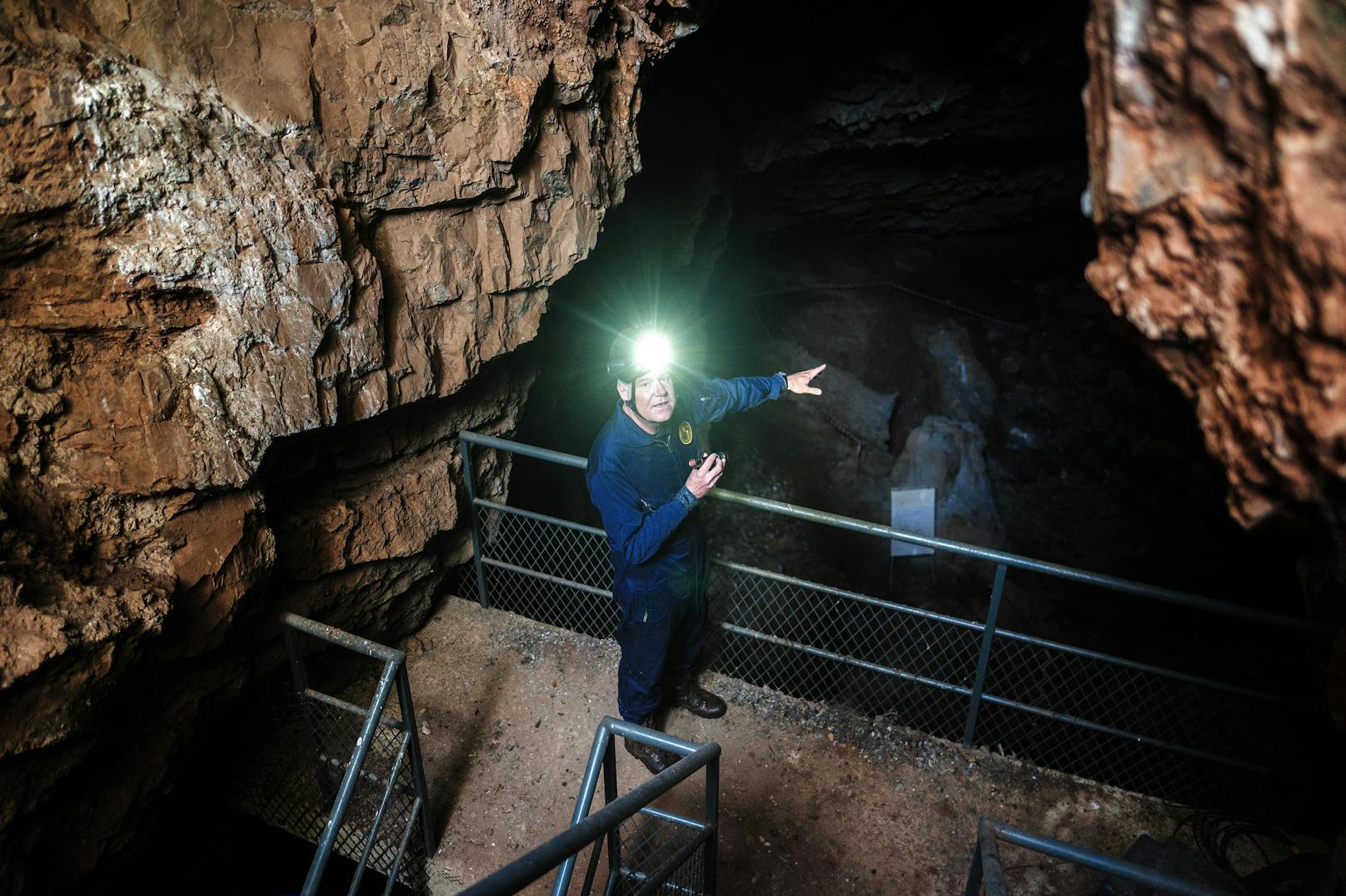 Lee Berger vor dem Haupteingang des Höhlensystems "Rising Star". Das Höhlensystem ist Teil der südafrikanischen "Wiege der Menschheit", einer UNESCO-Welterbestätte, die ein Gebiet umfasst, in dem Wissenschaftler Fossilien mehrerer alter menschlicher Vorfahrenarten gefunden haben – Überreste, die dazu beitragen, die Geschichte der menschlichen Evolution zu entschlüsseln.