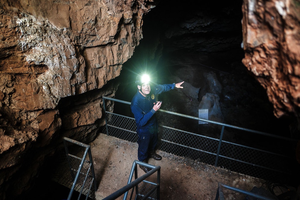 Paläontologe Lee Berger (Bild) vor dem Haupteingang des Höhlensystems Rising Star. Das Höhlensystem ist Teil der südafrikanischen Wiege der Menschheit, einer UNESCO-Welterbestätte, die ein Gebiet umfasst, in dem Wissenschaftler Fossilien mehrerer alter menschlicher Vorfahrenarten gefunden haben – Überreste, die dazu beitragen, die Geschichte der menschlichen Evolution zu entschlüsseln.