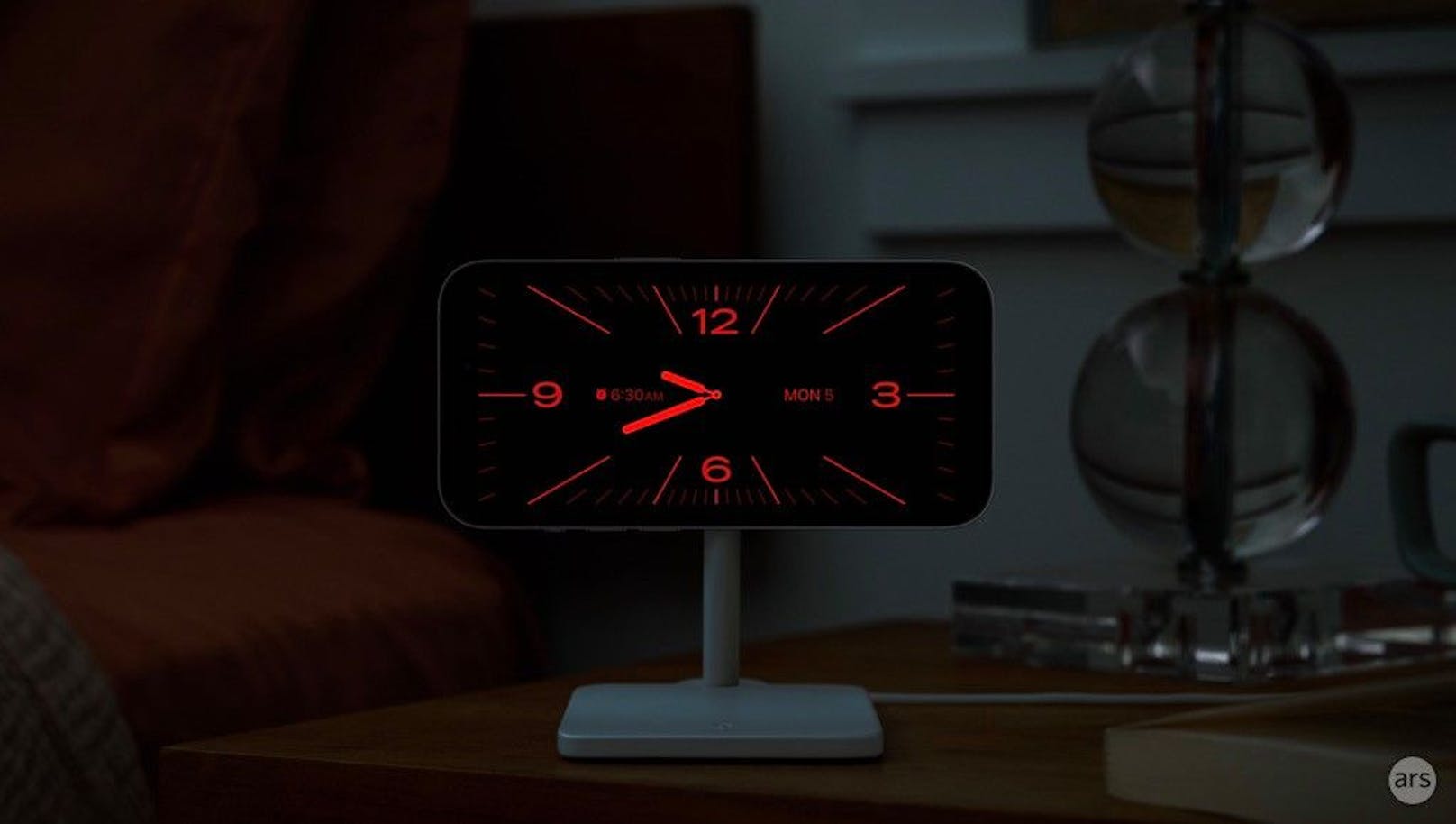 Das iPhone dient mit dem Always-on-Display auch als Nachttischuhr. Diese kann im Querformat angezeigt werden. In der Nacht wird das Display auf rot gestellt, um den Schlaf nicht zu stören.