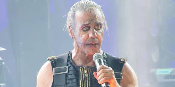 Rammstein-Frontman Till Lindemann sieht sich mit schweren Vorwürfen konfrontiert.