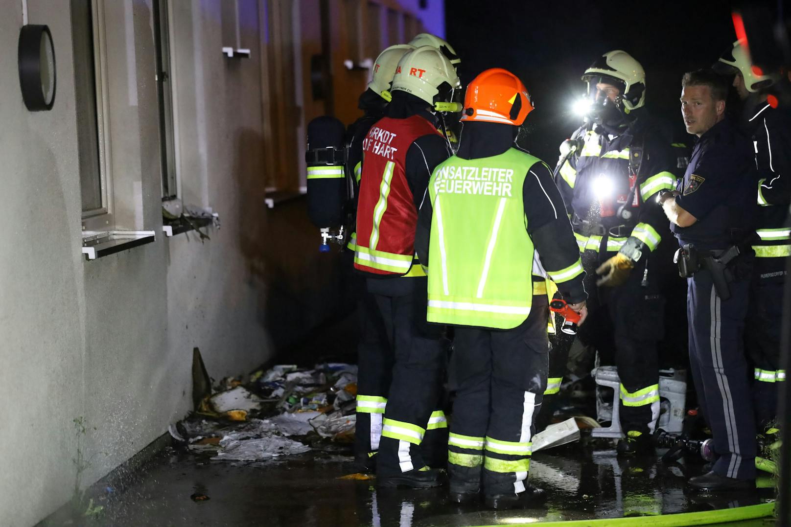 Ein Brand in einem Jugendzentrum in Leonding (Bezirk Linz-Land) hat am späten Dienstagabend einen Einsatz von drei Feuerwehren ausgelöst. Rettungsdienst und Polizei waren ebenso im Einsatz.