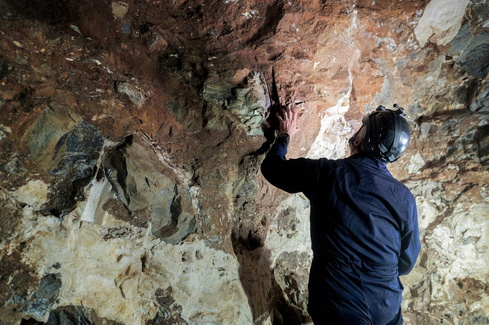 Bei den Arbeiten zur Identifizierung der Höhlengräber fanden die Wissenschaftler auch eine Reihe von in die Höhlenwände eingravierten Symbolen, deren Alter auf 241.000 bis 335.000 Jahre geschätzt wird. Die Bedeutung der Symbole ist unklar und Forscher können nicht sagen, ob sie als eine Art Sprache oder Kommunikation innerhalb der Art verwendet wurden.