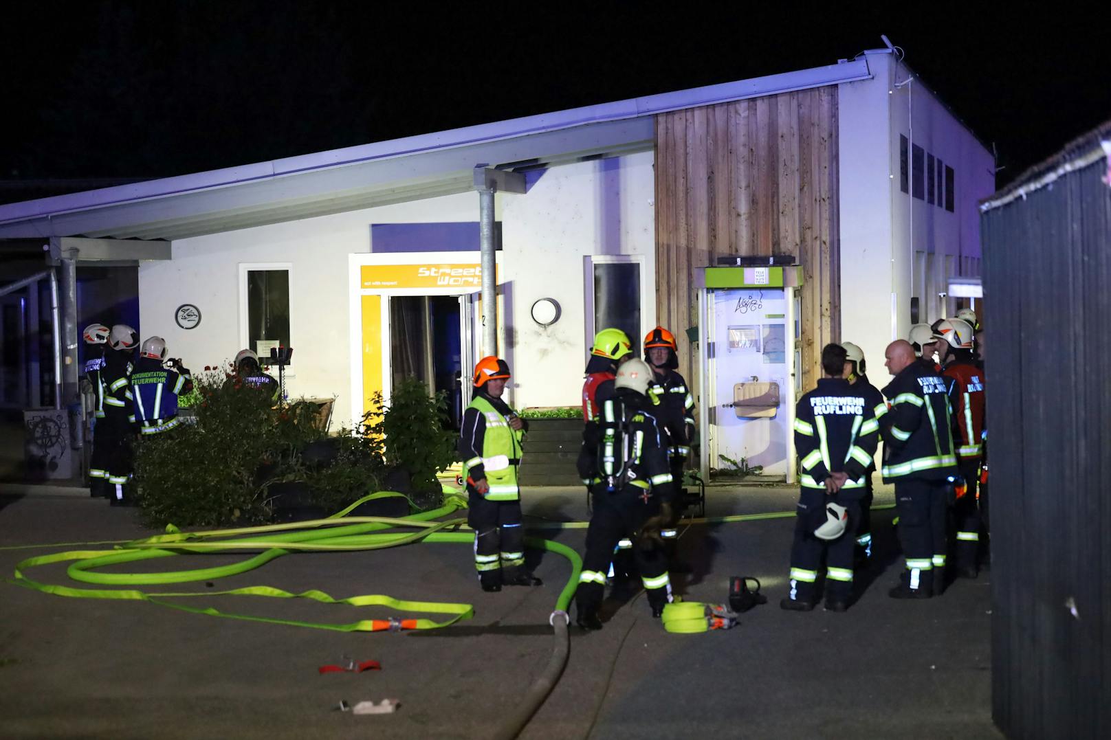 Großeinsatz in OÖ! Feuer in Jugendzentrum ausgebrochen