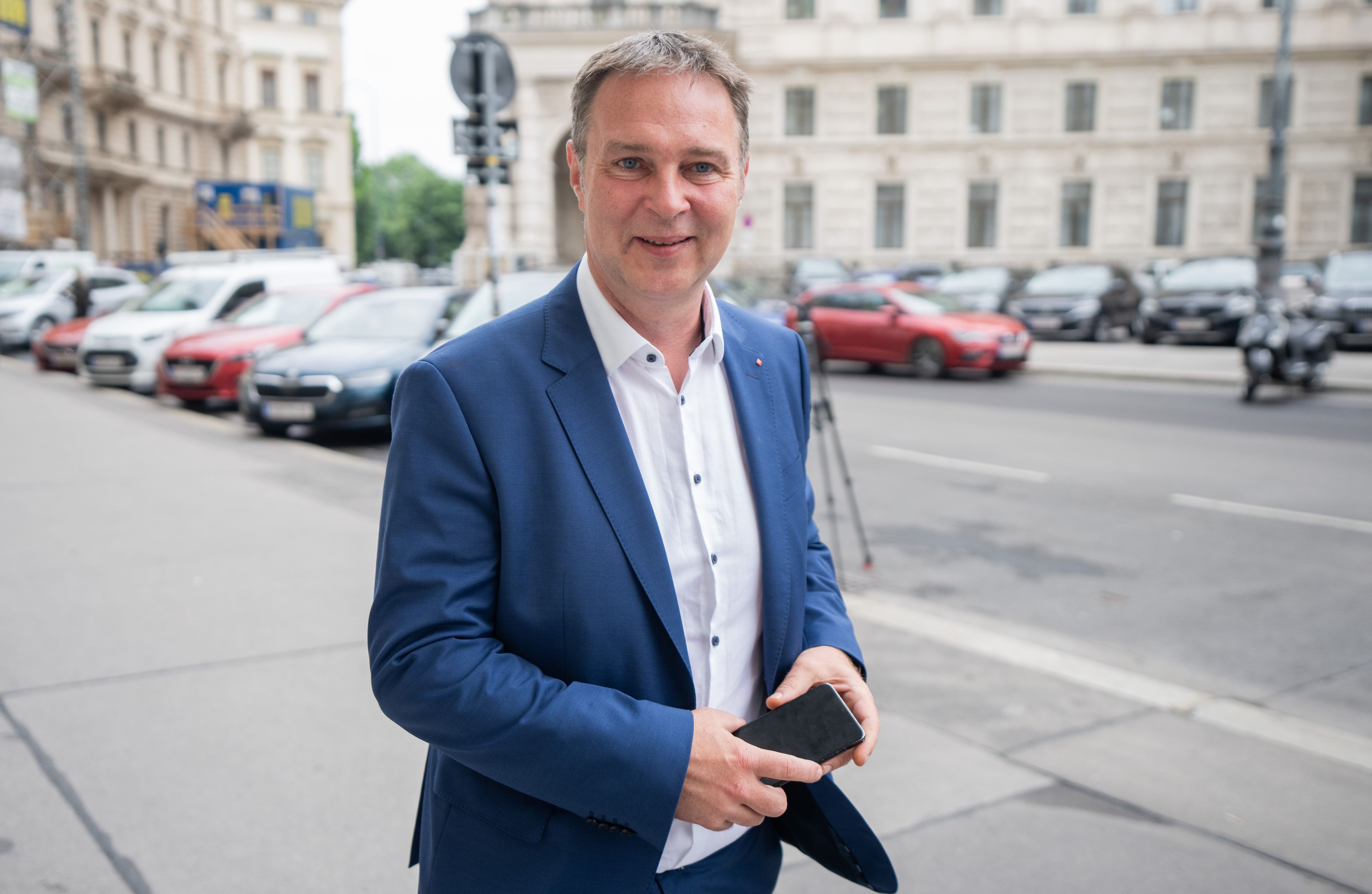 Der neue SPÖ-Vorsitzende Andi Babler-  hier am Mittwoch am Weg in die Parteizentrale in der Löwelstraße. Mit Handy.