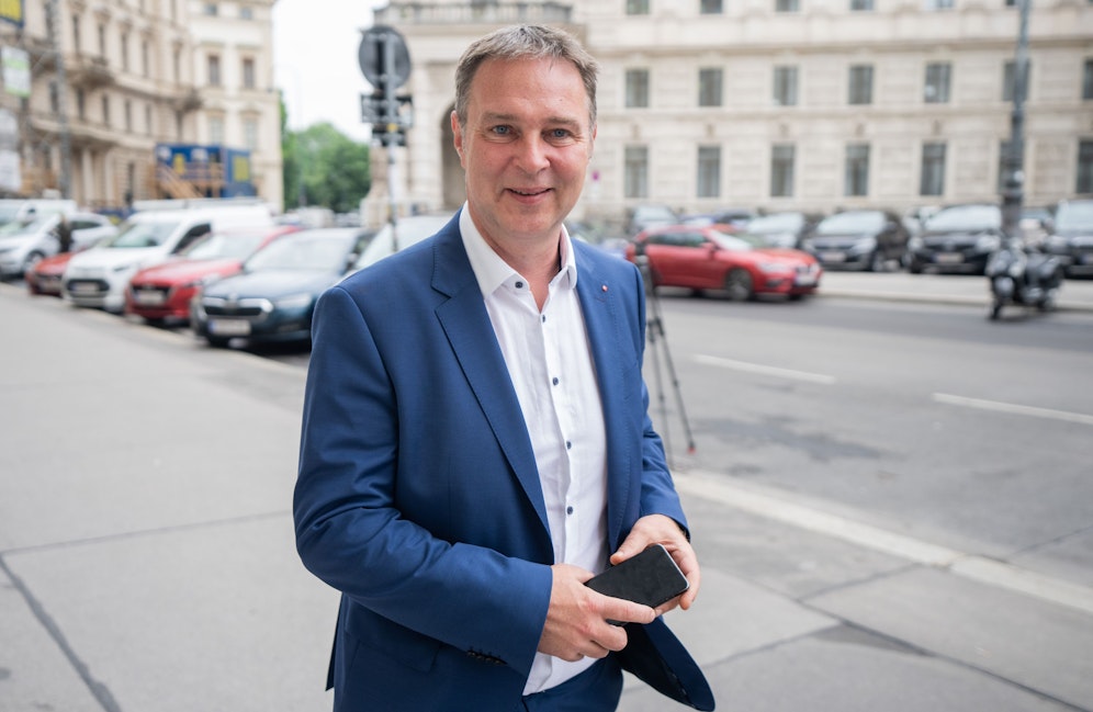 Der neue SPÖ-Vorsitzende Andi Babler-  hier am Mittwoch am Weg in die Parteizentrale in der Löwelstraße. Mit Handy.
