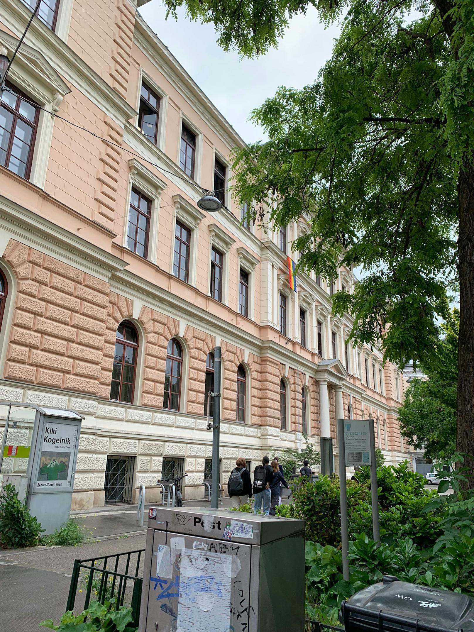 Am Donnerstag, den 1. Juni, hing ein Gymnasium in Wien-Fünfhaus die LGBTQ-Fahne auf.