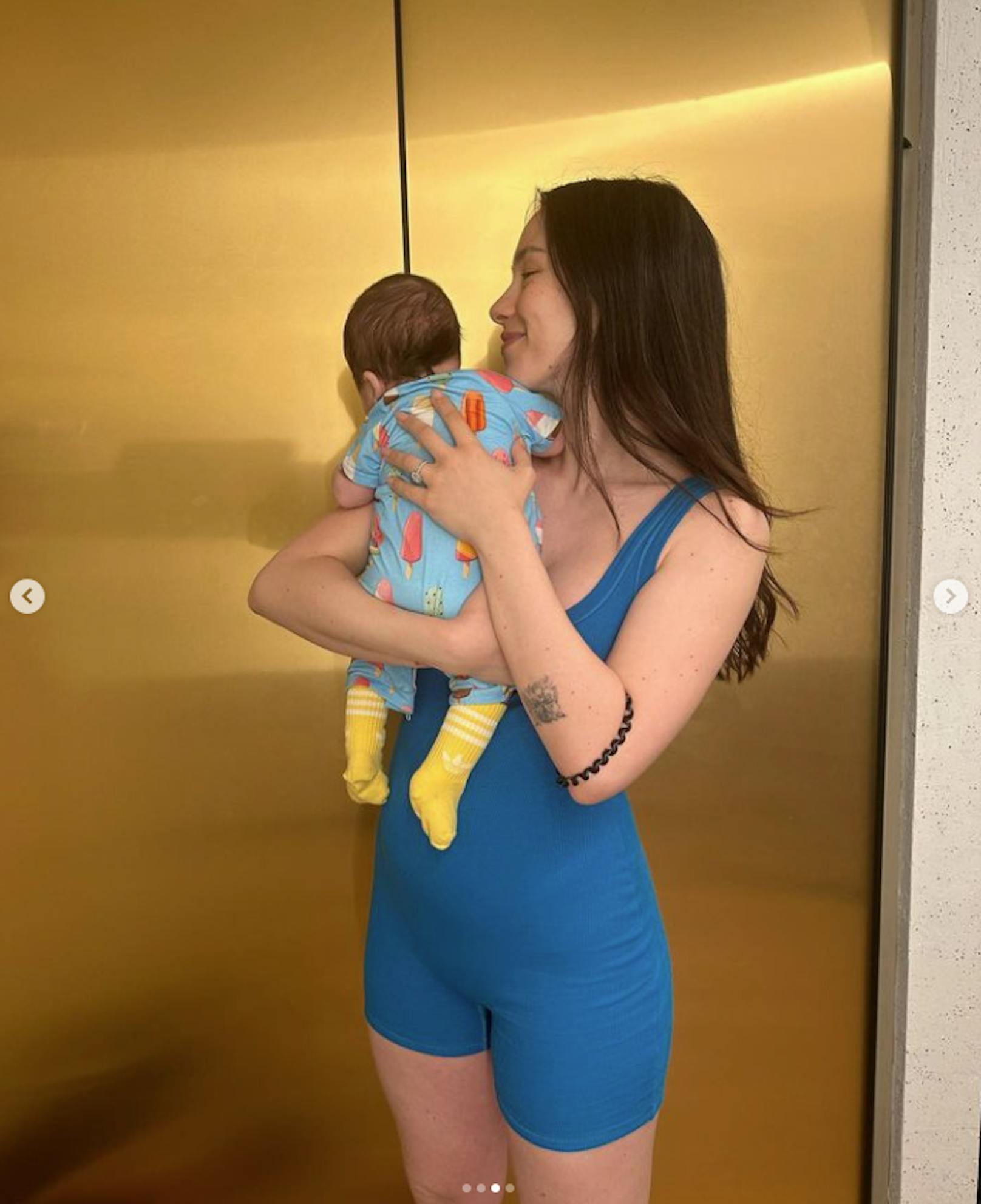 Aurora Hunziker-Ramazzotti präsentiert ihre After-Baby-Body und zeigt sich mit ihrem kleinen Sohn Cesare.