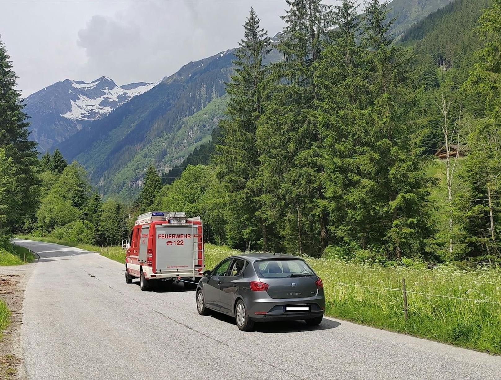 Aus unbekannter Ursache kam es auf der Bergfahrt zu einem Kleinbrand bei einem Fahrzeug aus Deutschland.