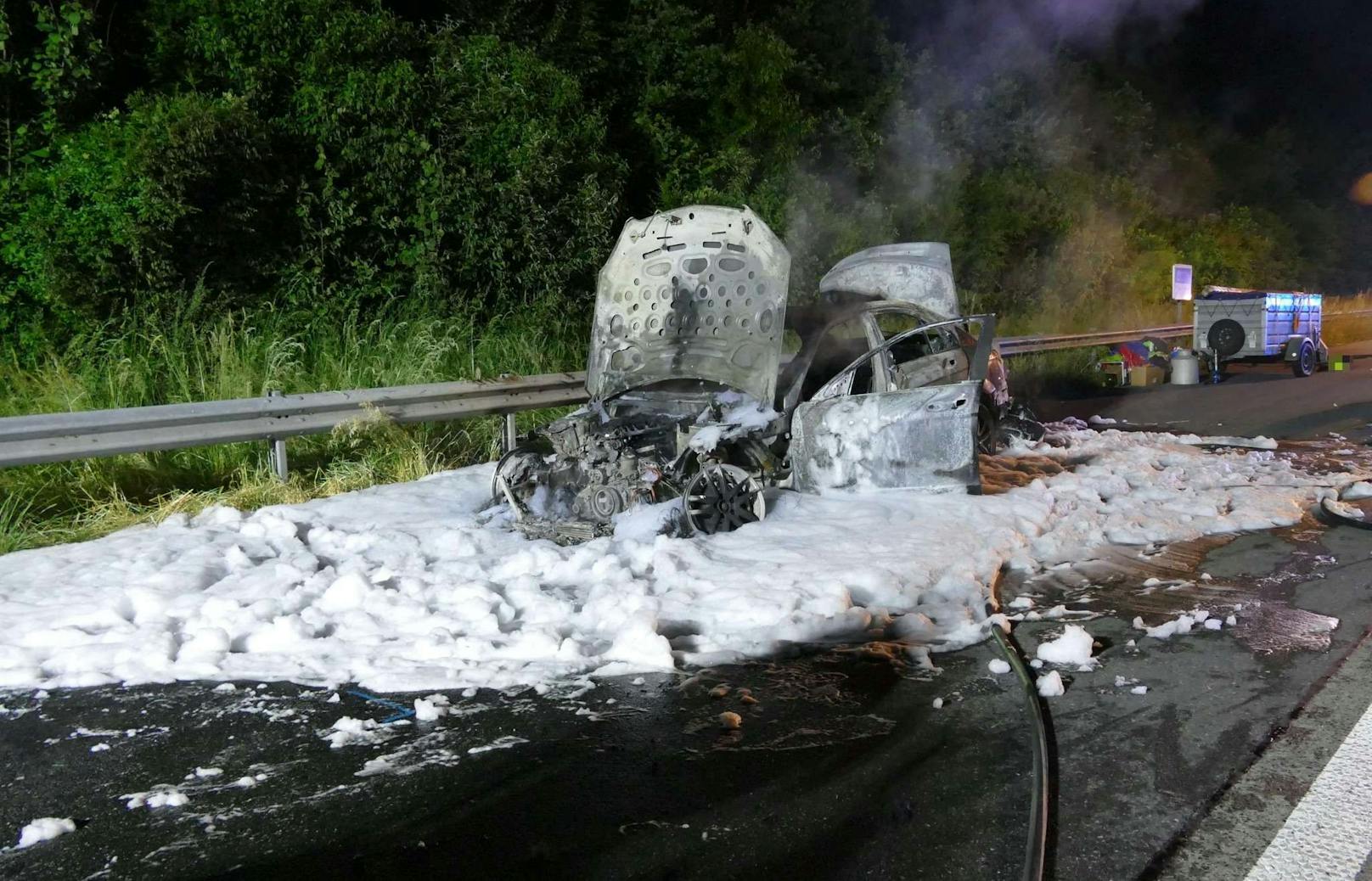 Die Einsatzkräfte wurden am Mittwoch gegen 22.30 Uhr zu einem Fahrzeugbrand auf der A1 in Fahrtrichtung Wien zwischen Ybbs und Pöchlarn gerufen.