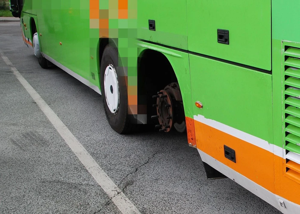 Bus mit fehlendem Reifen auf der A1 gestoppt.