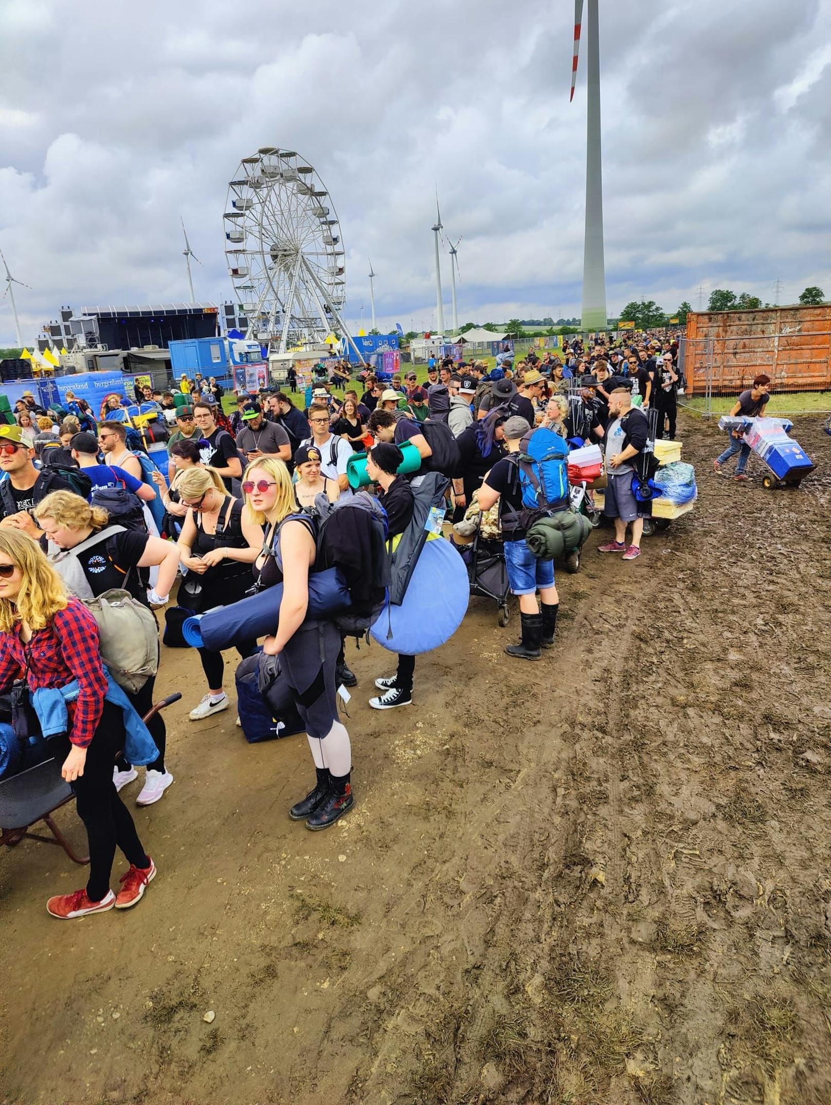 Nova Rock-Besucher bei der Anreise