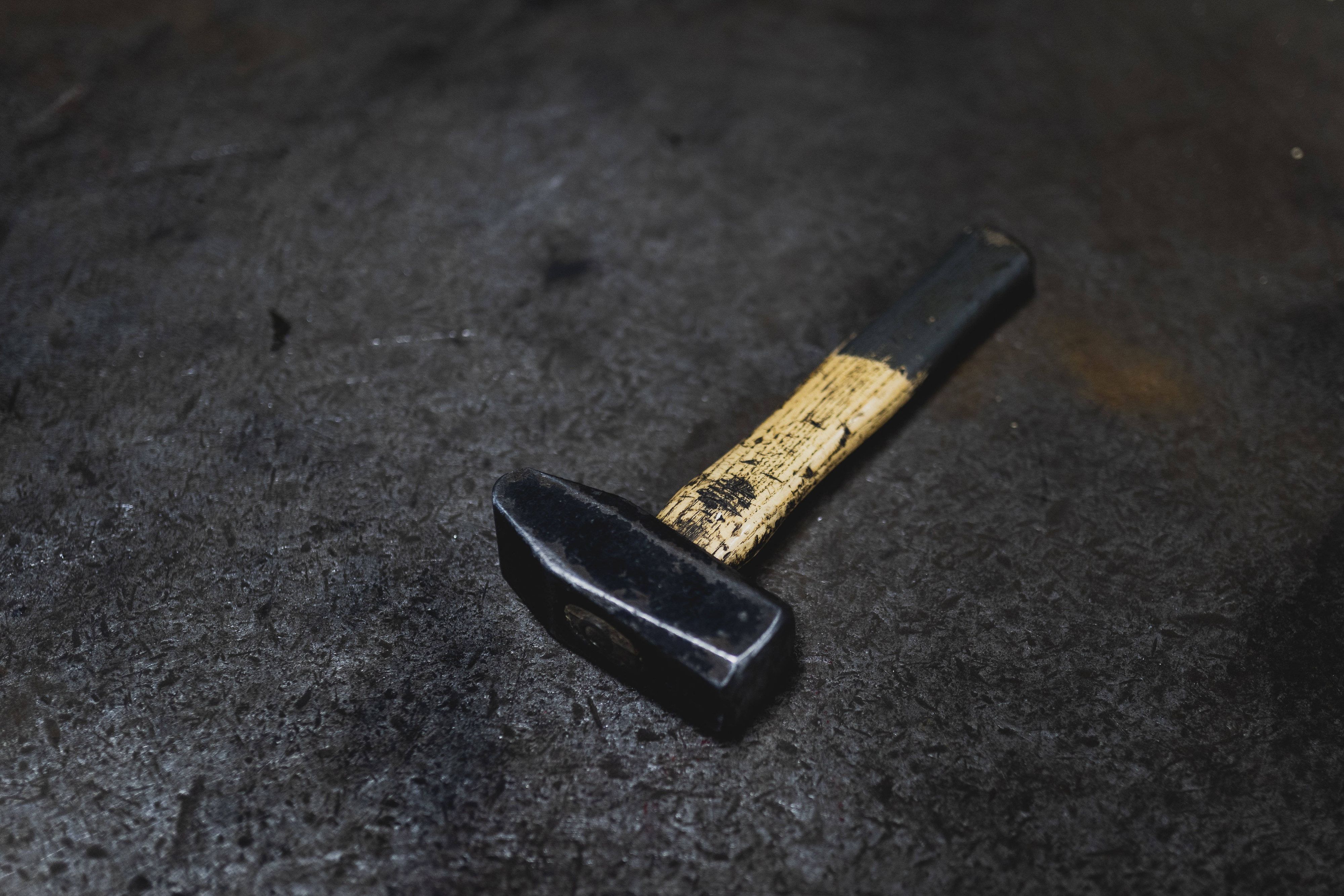 Der 68-Jährige soll seinen Nachbarn mit einem Hammer bedroht haben. (Symbolbild)