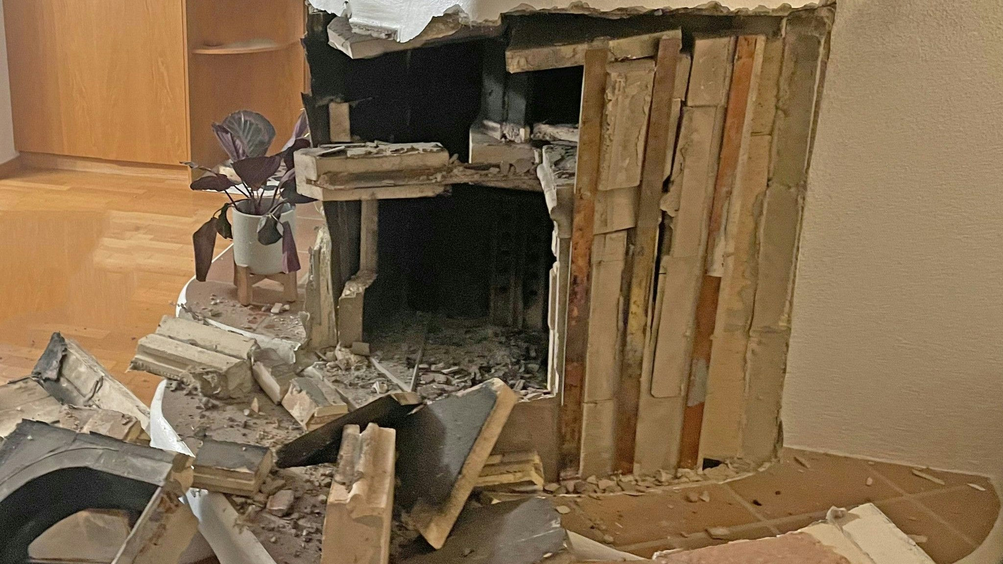 Mann wollte Wespennest im Cheminée bekämpfen, jetzt ist er schwer verletzt