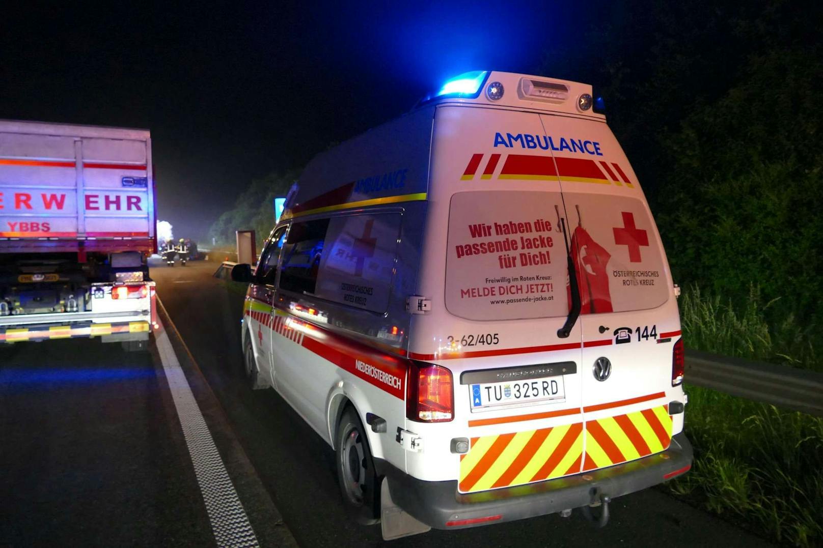 Die Einsatzkräfte wurden am Mittwoch gegen 22.30 Uhr zu einem Fahrzeugbrand auf der A1 in Fahrtrichtung Wien zwischen Ybbs und Pöchlarn gerufen.