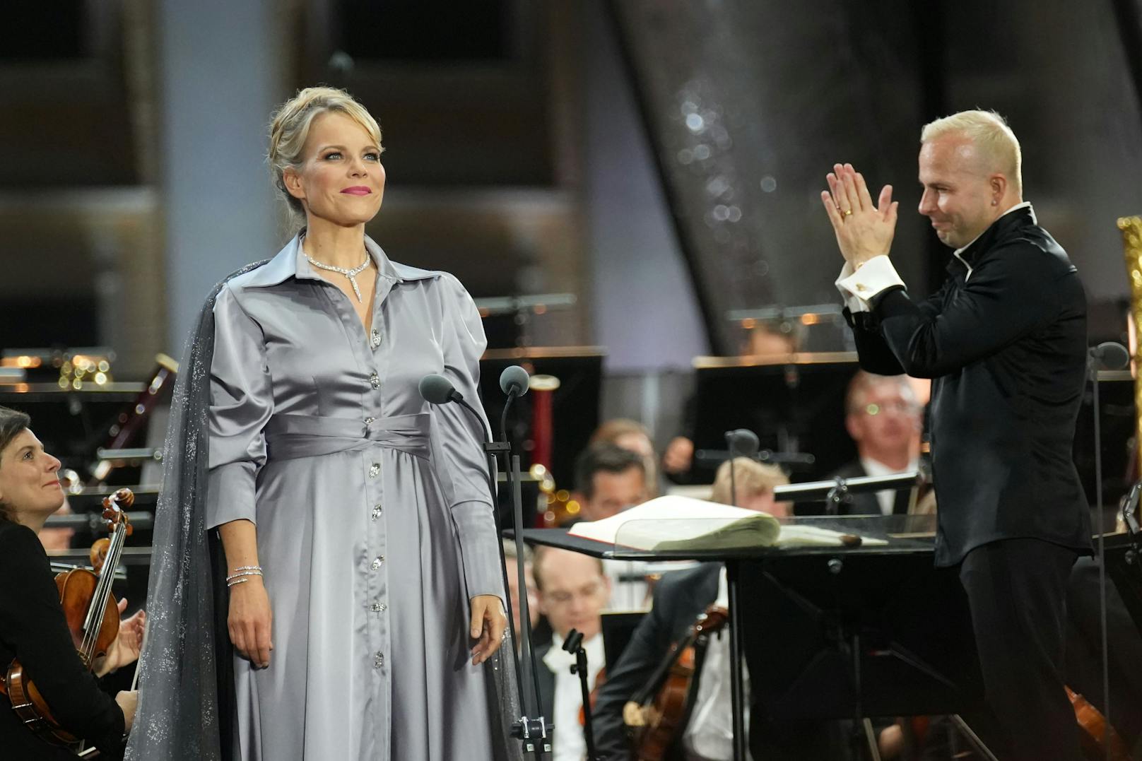 Auch die lettische Mezzo-Sopranistin und Publikumsliebling <strong>Elina Garanca</strong> gibt hier ihr Debut. Das Programm reicht von Ausschnitten aus Georges Bizets Oper "Carmen" über Werke von Berlioz, Gounod und Saint-Saens bis zu Maurice Ravels "Boléro".