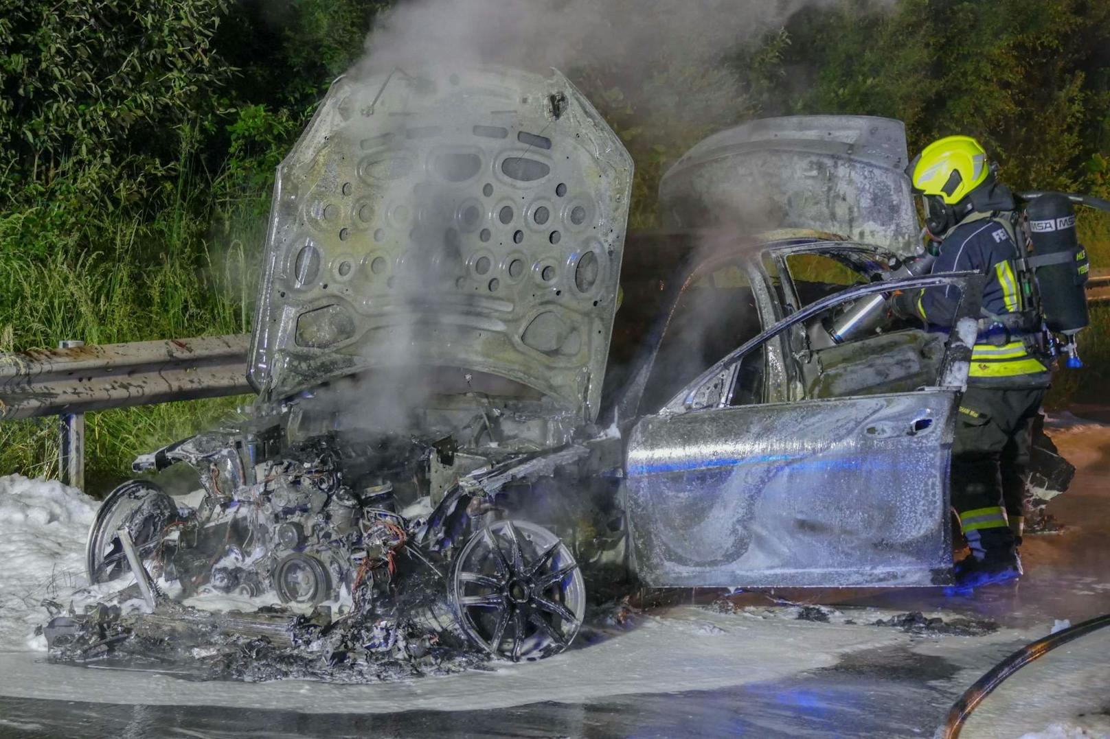 Die Einsatzkräfte wurden am Mittwoch gegen 22.30 Uhr zu einem Fahrzeugbrand auf der A1 in Fahrtrichtung Wien zwischen Ybbs und Pöchlarn gerufen.