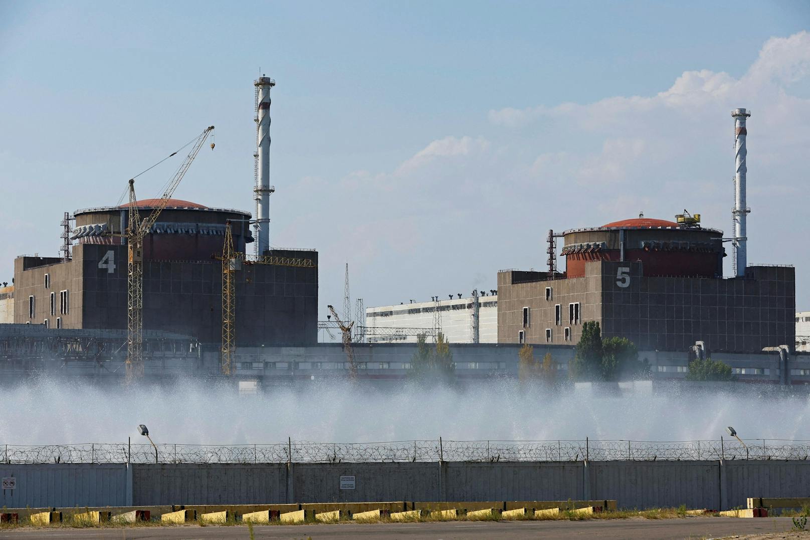 Das Atomkraftwerk Saporischschja wird seit Kriegsbeginn von russischen Truppen besetzt. Nun soll es nicht mehr genug Kühlwasser geben.