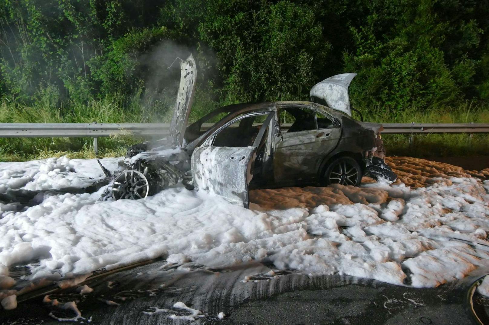 Die Einsatzkräfte wurden am Mittwoch gegen 22.30 Uhr zu einem Fahrzeugbrand auf der A1 in Fahrtrichtung Wien zwischen Ybbs und Pöchlarn gerufen.