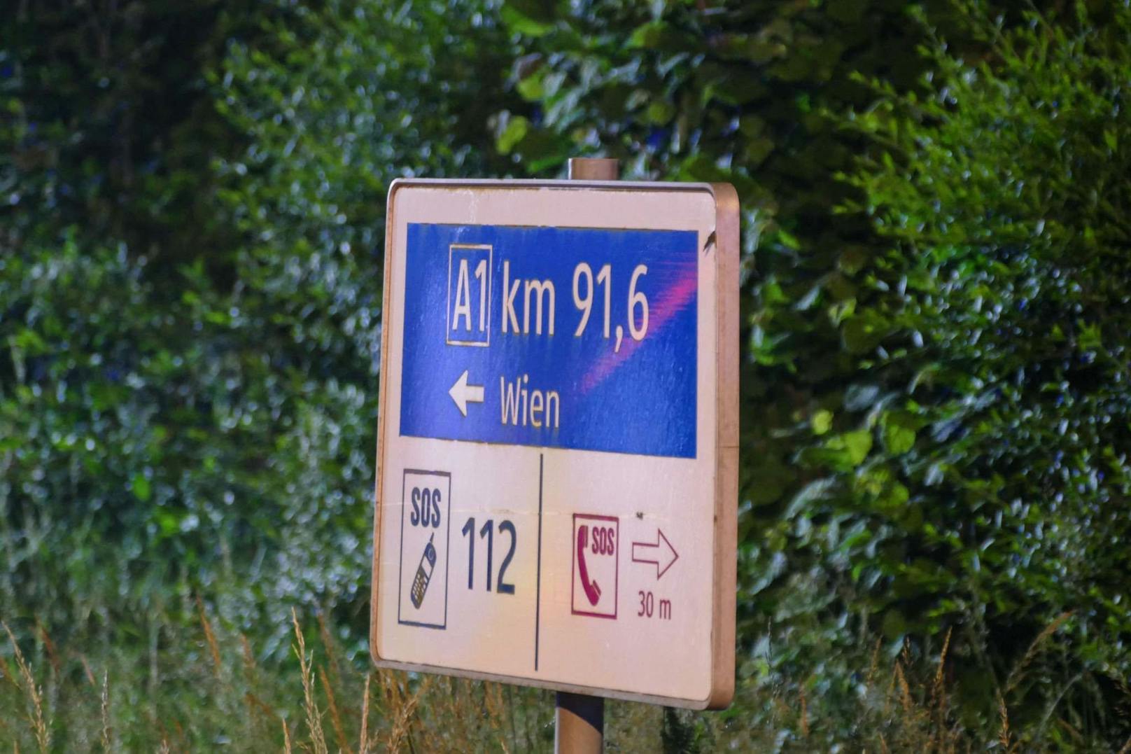 Die Einsatzkräfte wurden am Mittwoch gegen 22.30 Uhr zu einem Fahrzeugbrand auf der A1 in Fahrtrichtung Wien zwischen Ybbs und Pöchlarn gerufen.