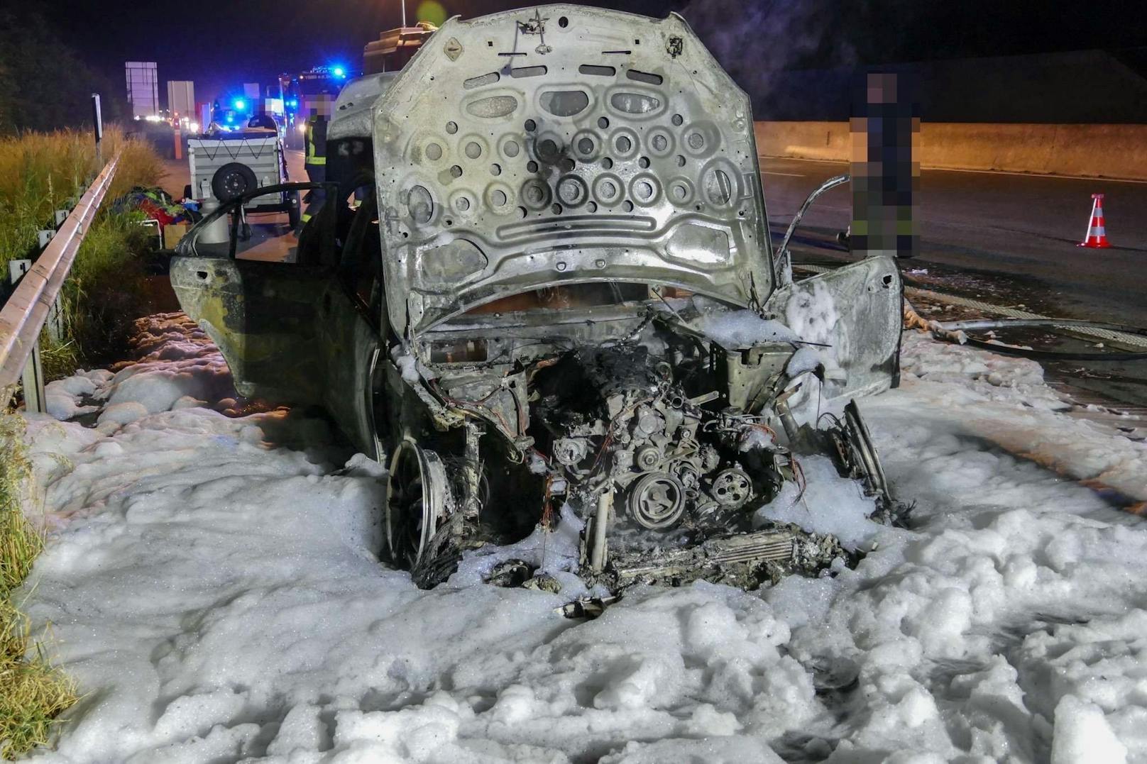 Die Einsatzkräfte wurden am Mittwoch gegen 22.30 Uhr zu einem Fahrzeugbrand auf der A1 in Fahrtrichtung Wien zwischen Ybbs und Pöchlarn gerufen.