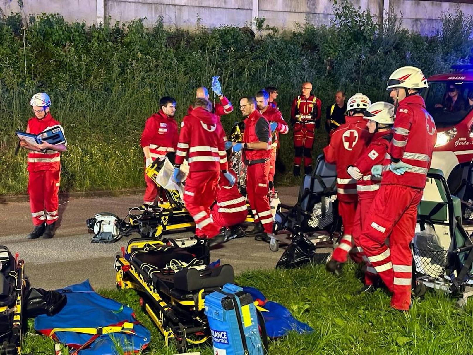 Evakuierung eines vollbesetzten Nightjets im Terfener Tunnel in Tirol! 200 Menschen wurden in Sicherheit gebracht, Autos auf dem Zug brannten.