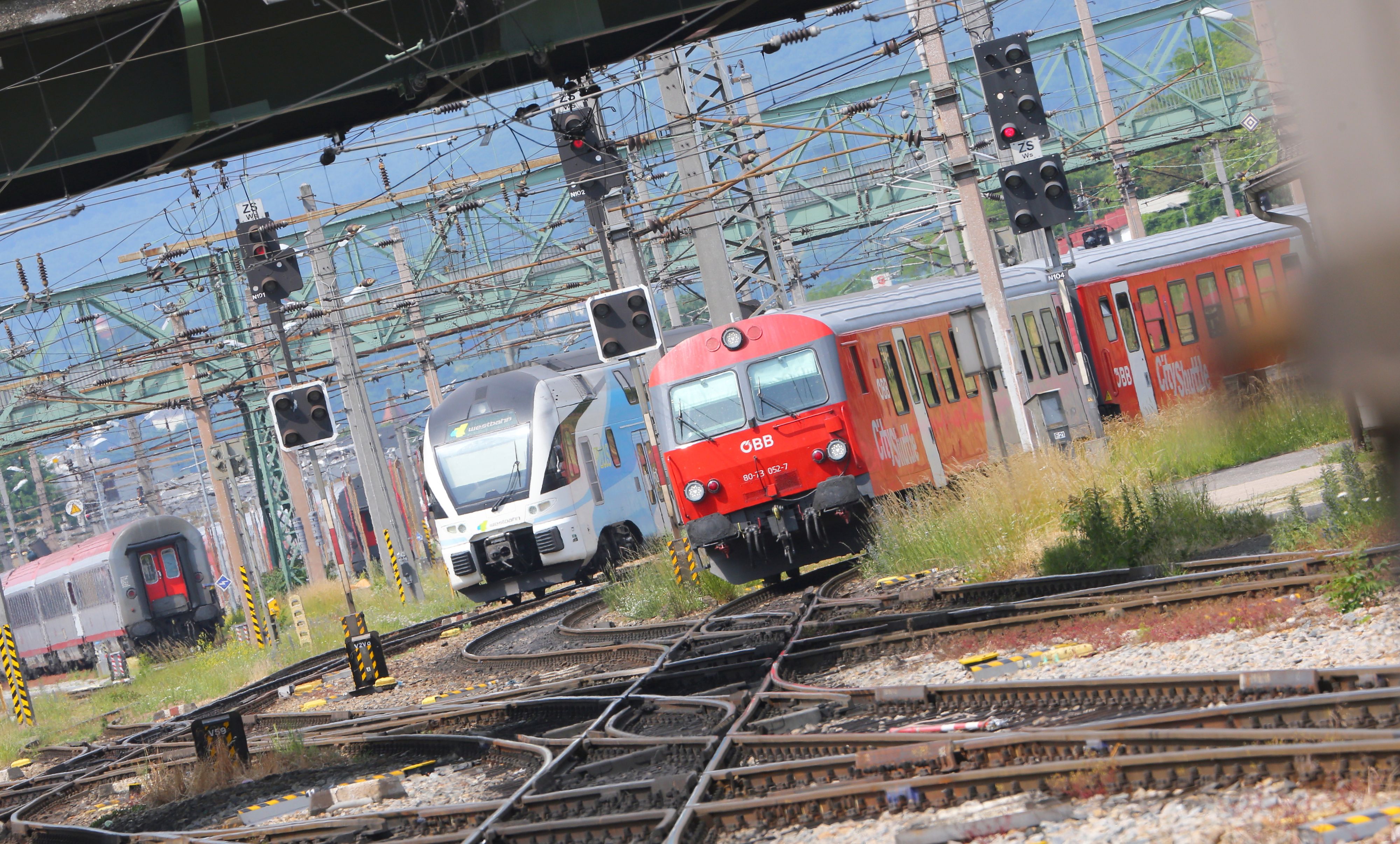 Lebensgefahr nach Stromschlag: Jugendlicher kletterte auf Zugwaggon