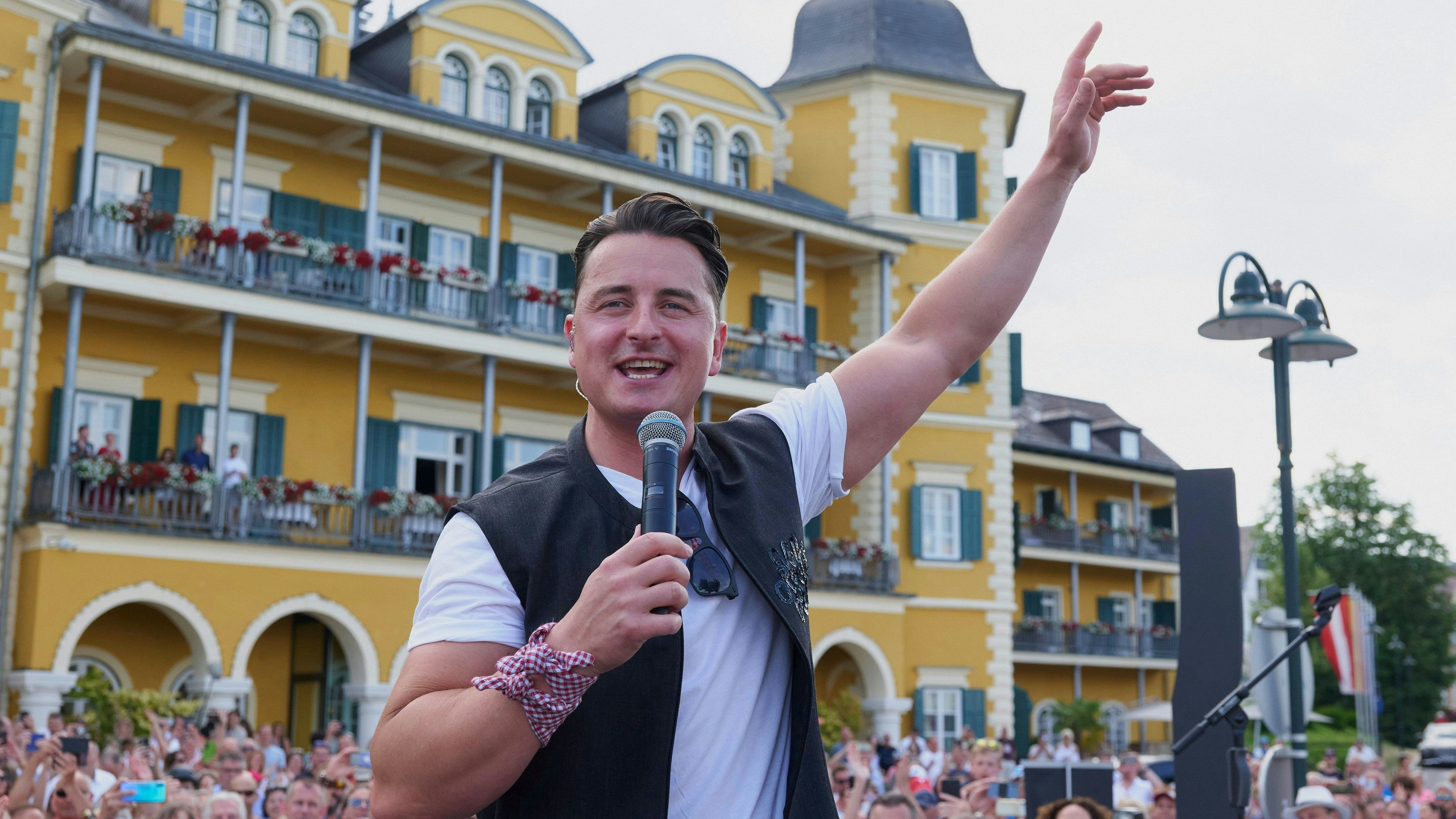 Download von www.picturedesk.com am 08.06.2023 (14:12).  Kärnten, Velden am Wörthersee. 40 Jahre Supernasen, Veranstaltung der Lisafilm; Überraschungsgast Andreas GABALIER; - 20220617_PD21404 - Rechteinfo: Rights Managed (RM)