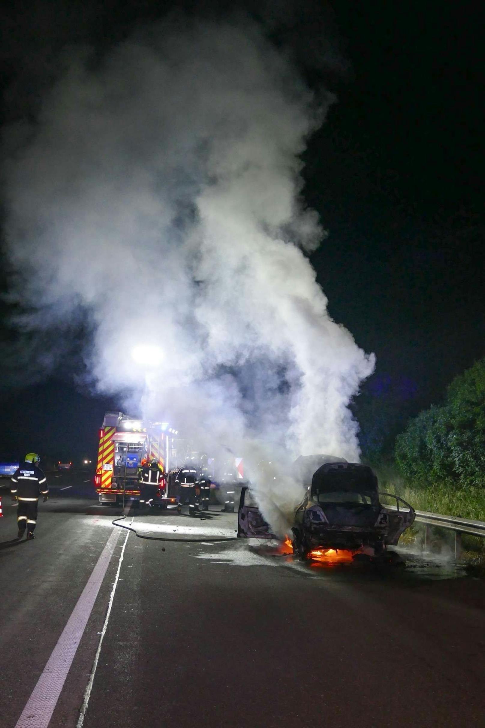 Die Einsatzkräfte wurden am Mittwoch gegen 22.30 Uhr zu einem Fahrzeugbrand auf der A1 in Fahrtrichtung Wien zwischen Ybbs und Pöchlarn gerufen.