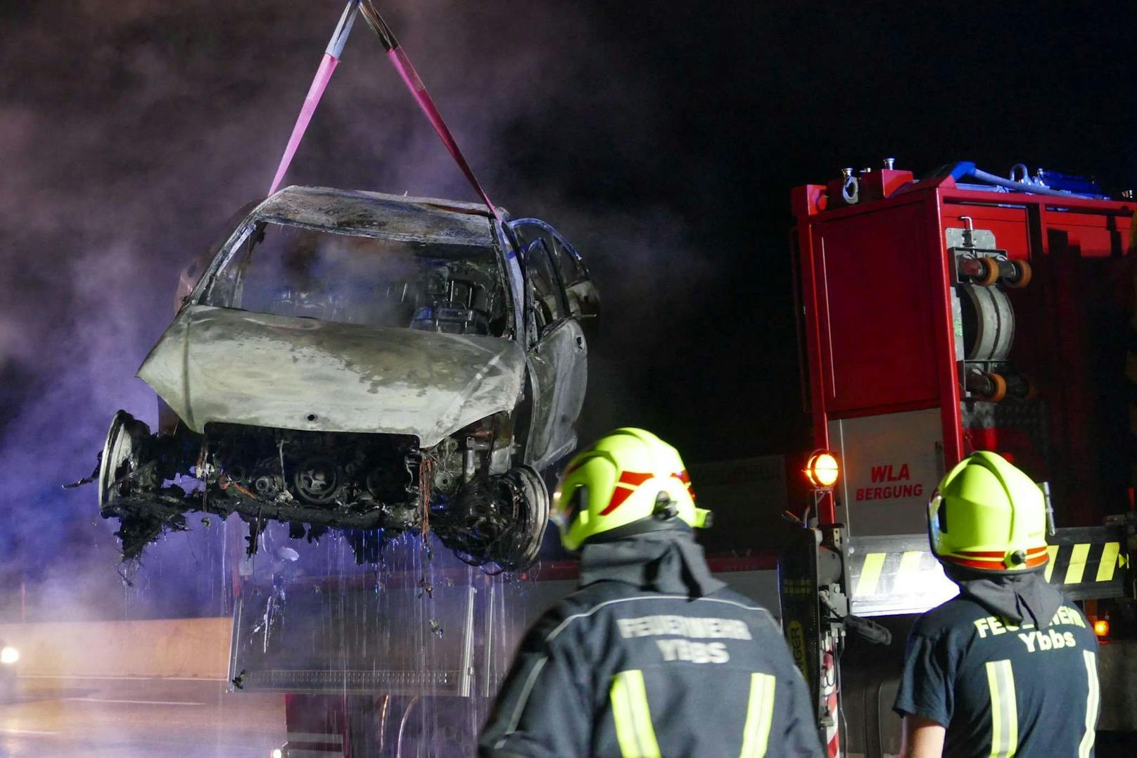 Die Einsatzkräfte wurden am Mittwoch gegen 22.30 Uhr zu einem Fahrzeugbrand auf der A1 in Fahrtrichtung Wien zwischen Ybbs und Pöchlarn gerufen.