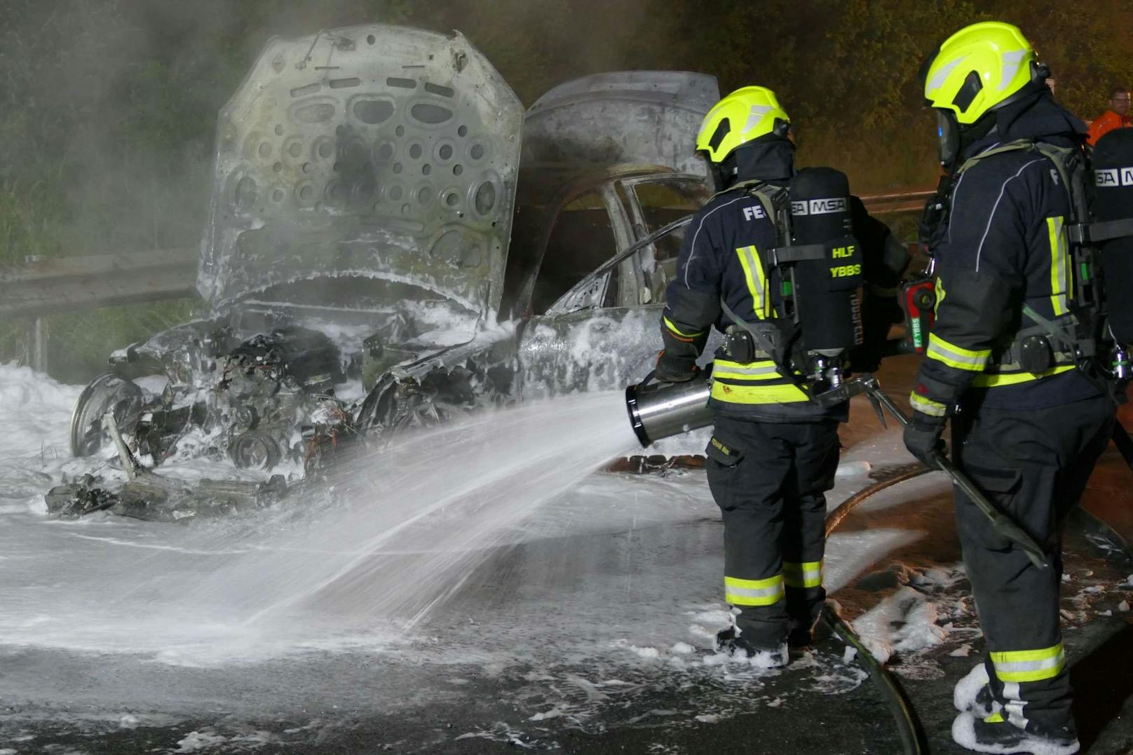 Die Einsatzkräfte wurden am Mittwoch gegen 22.30 Uhr zu einem Fahrzeugbrand auf der A1 in Fahrtrichtung Wien zwischen Ybbs und Pöchlarn gerufen.