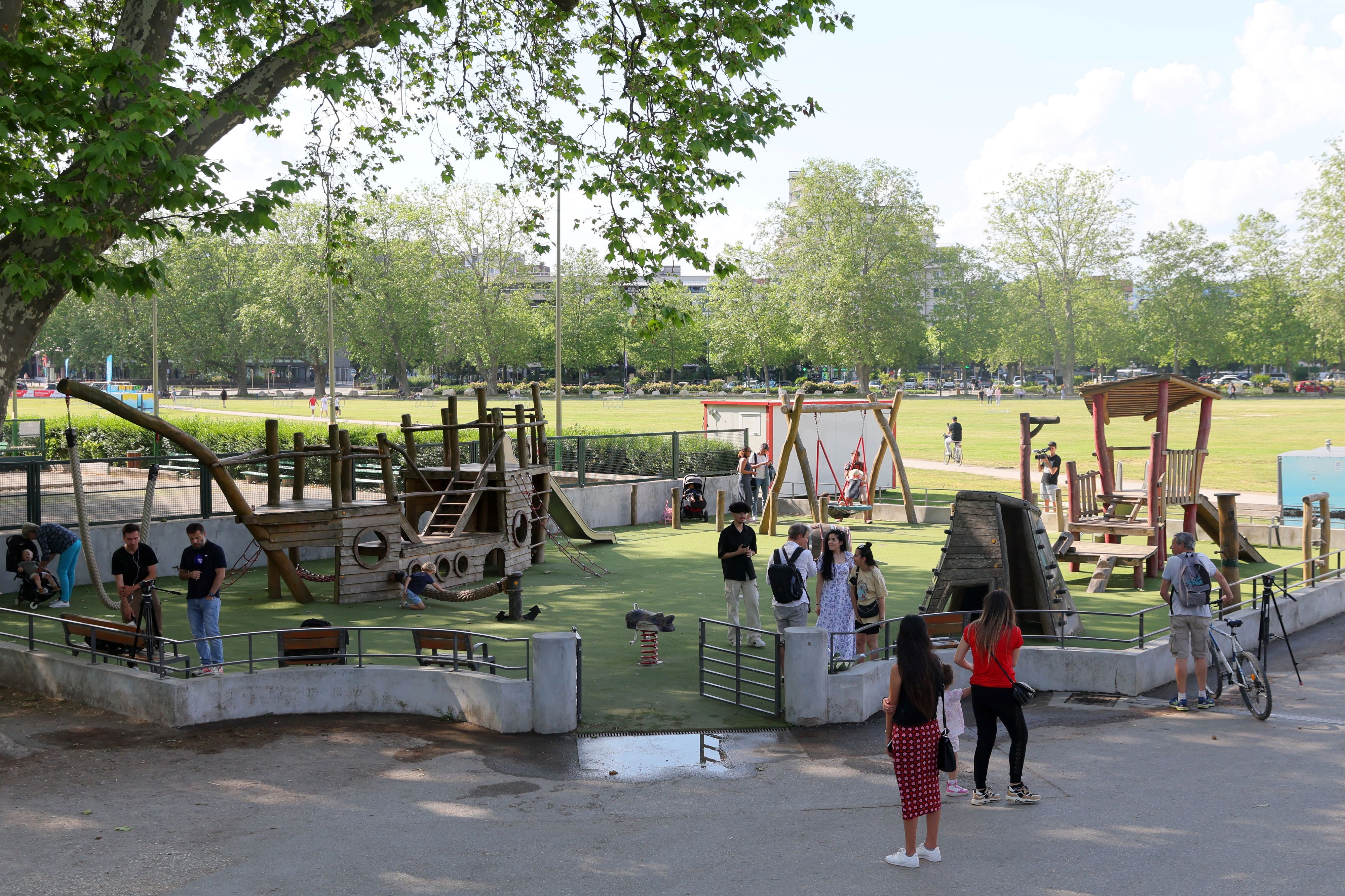 In Annecy hat ein Mann auf einem Spielplatz mehrere kleine Kinder und zwei Erwachsene mit einem Messer angegriffen.