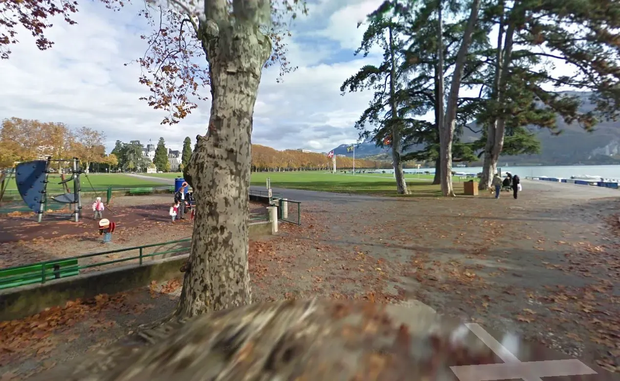 Der Angriff ereignete sich auf einem Spielplatz nahe des Sees.
