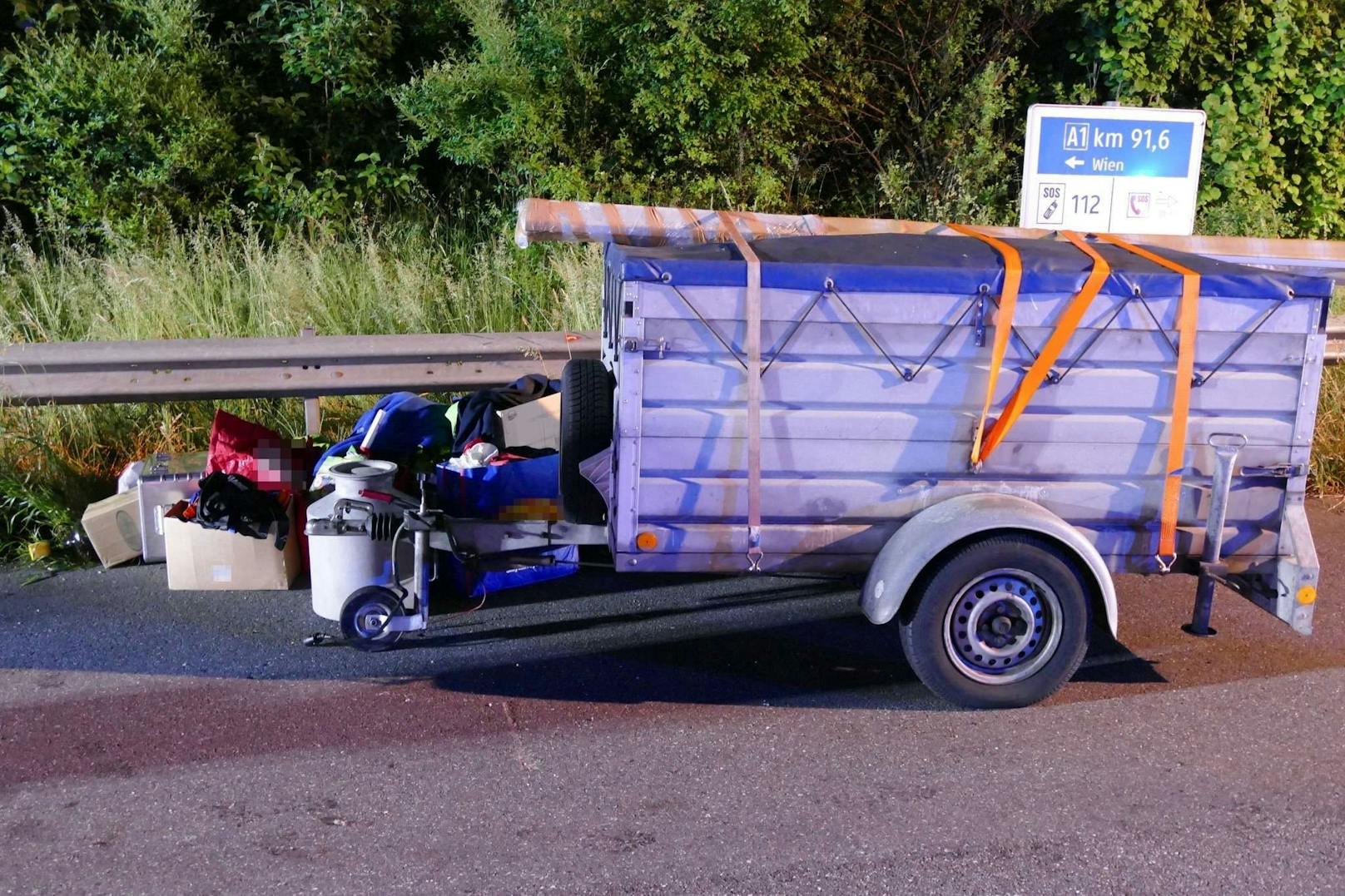 Die Einsatzkräfte wurden am Mittwoch gegen 22.30 Uhr zu einem Fahrzeugbrand auf der A1 in Fahrtrichtung Wien zwischen Ybbs und Pöchlarn gerufen.