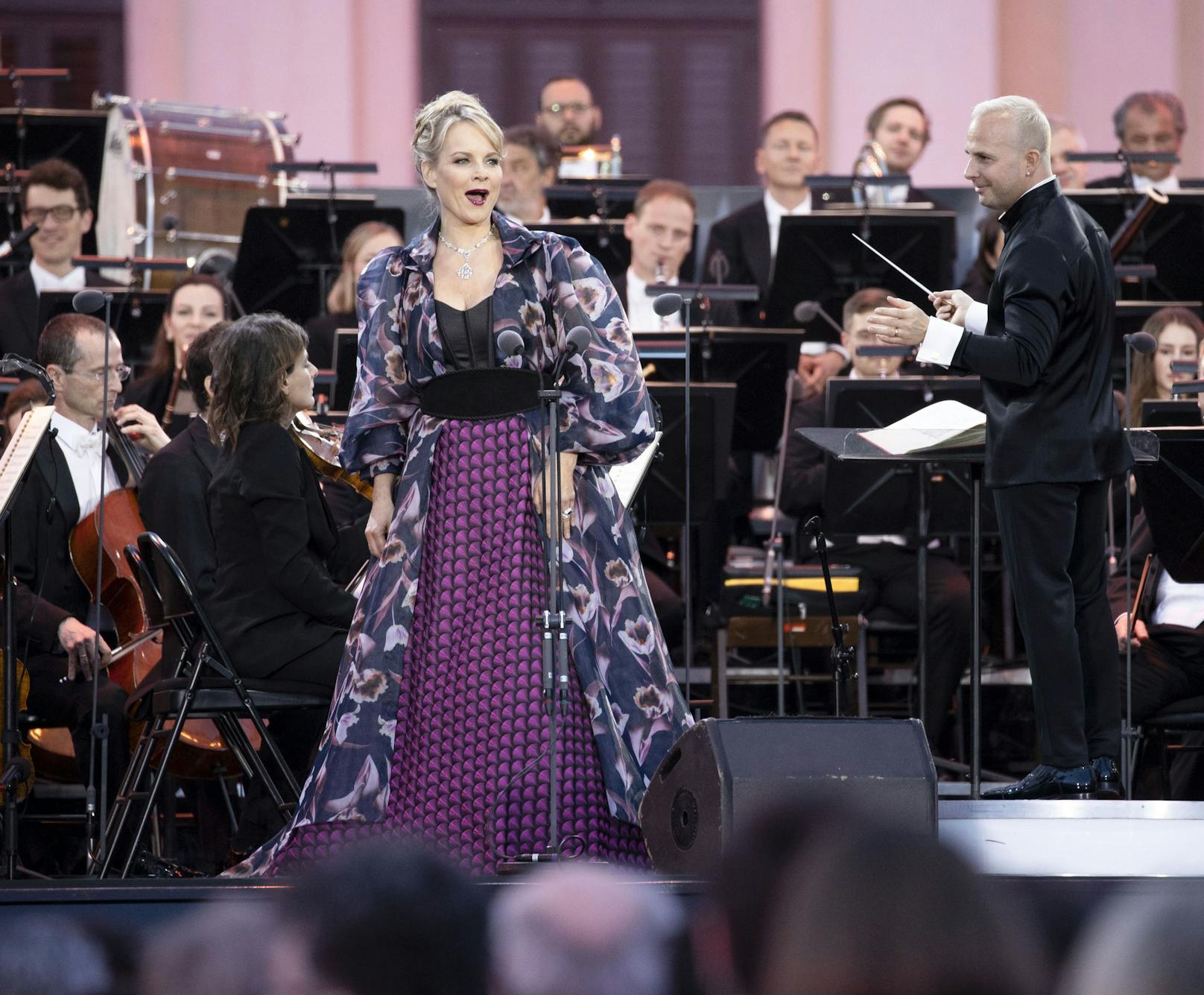 Die Opernsängerin <strong>Elina Garanca</strong> und der Dirigent <strong>Yannick Nezet-Seguin</strong> während der Generalprobe des Sommernachtskonzerts im Schlosspark Schönbrunn in Wien.