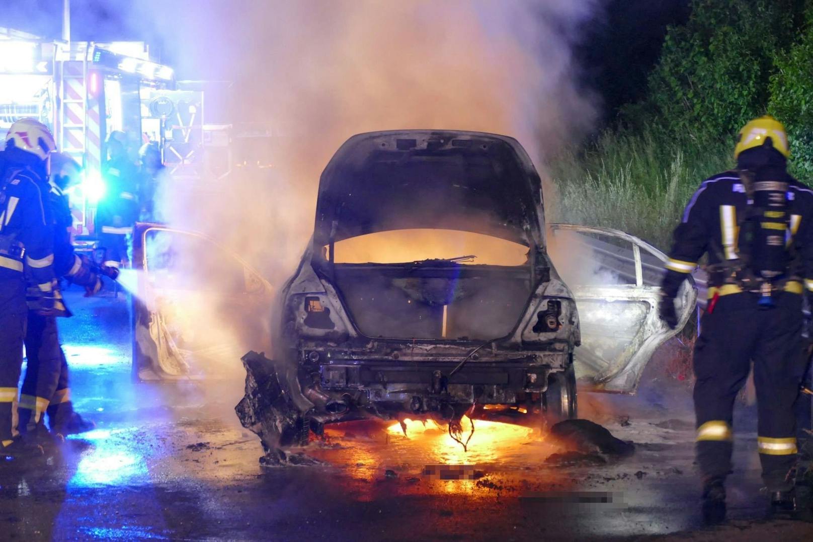 Die Einsatzkräfte wurden am Mittwoch gegen 22.30 Uhr zu einem Fahrzeugbrand auf der A1 in Fahrtrichtung Wien zwischen Ybbs und Pöchlarn gerufen.