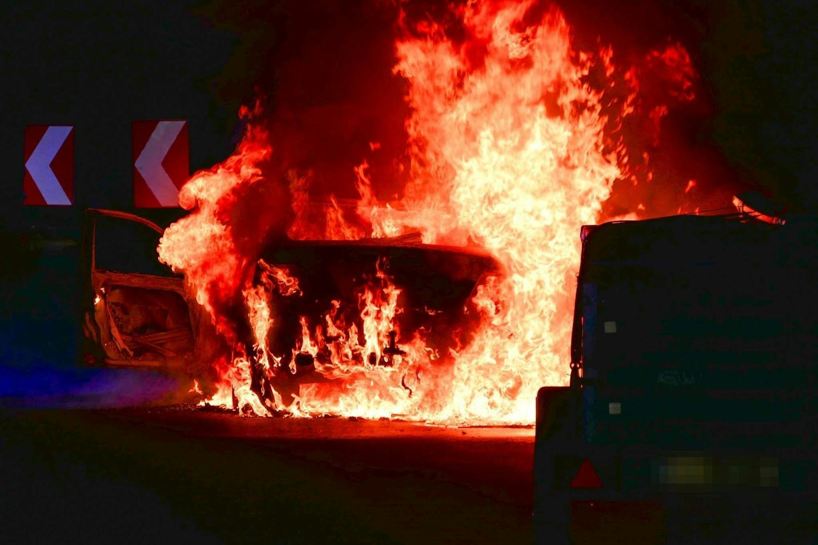 Die Einsatzkräfte wurden am Mittwoch gegen 22.30 Uhr zu einem Fahrzeugbrand auf der A1 in Fahrtrichtung Wien zwischen Ybbs und Pöchlarn gerufen.